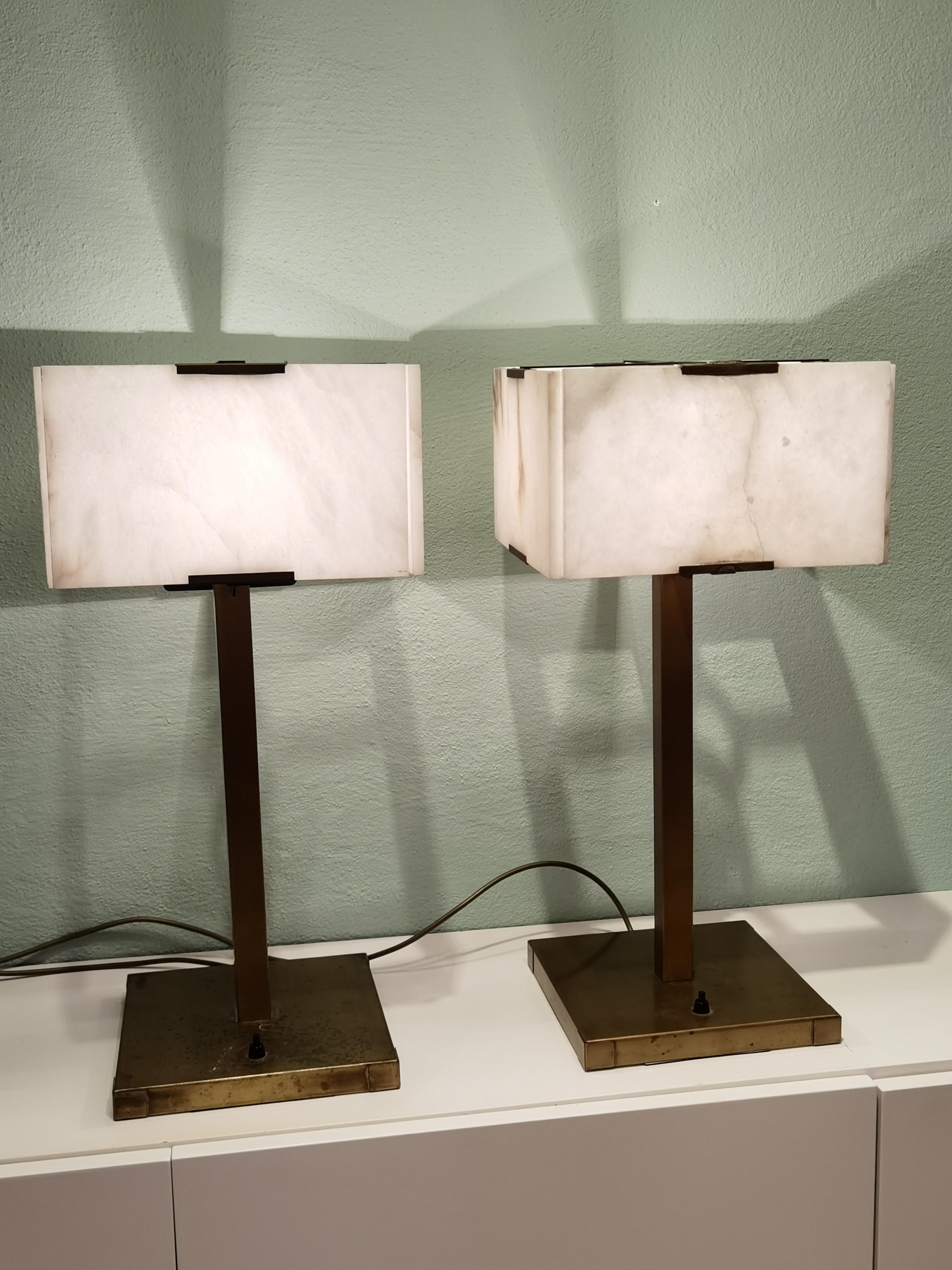 Mid-Century Modern Tischlampen mit Lampenschirmen aus Alabaster. Die rechteckigen Schirme werden von vier Alabasterplatten gebildet. Ständer aus massivem Messing mit neuen elektrischen Kabeln. Hergestellt in Frankreich in den 1960er Jahren.