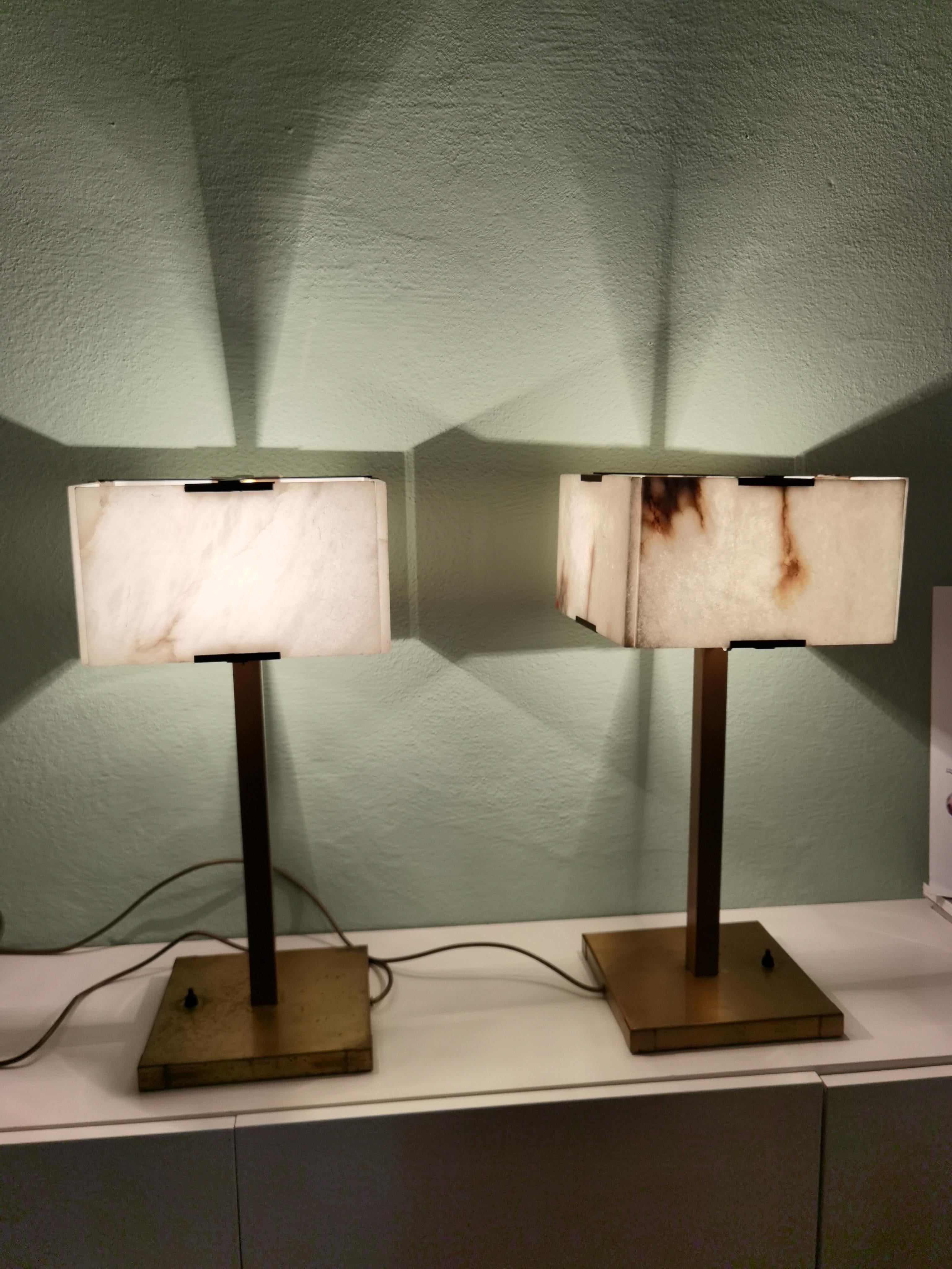 Laiton Paire de lampes de table françaises en albâtre de style mi-siècle moderne en vente