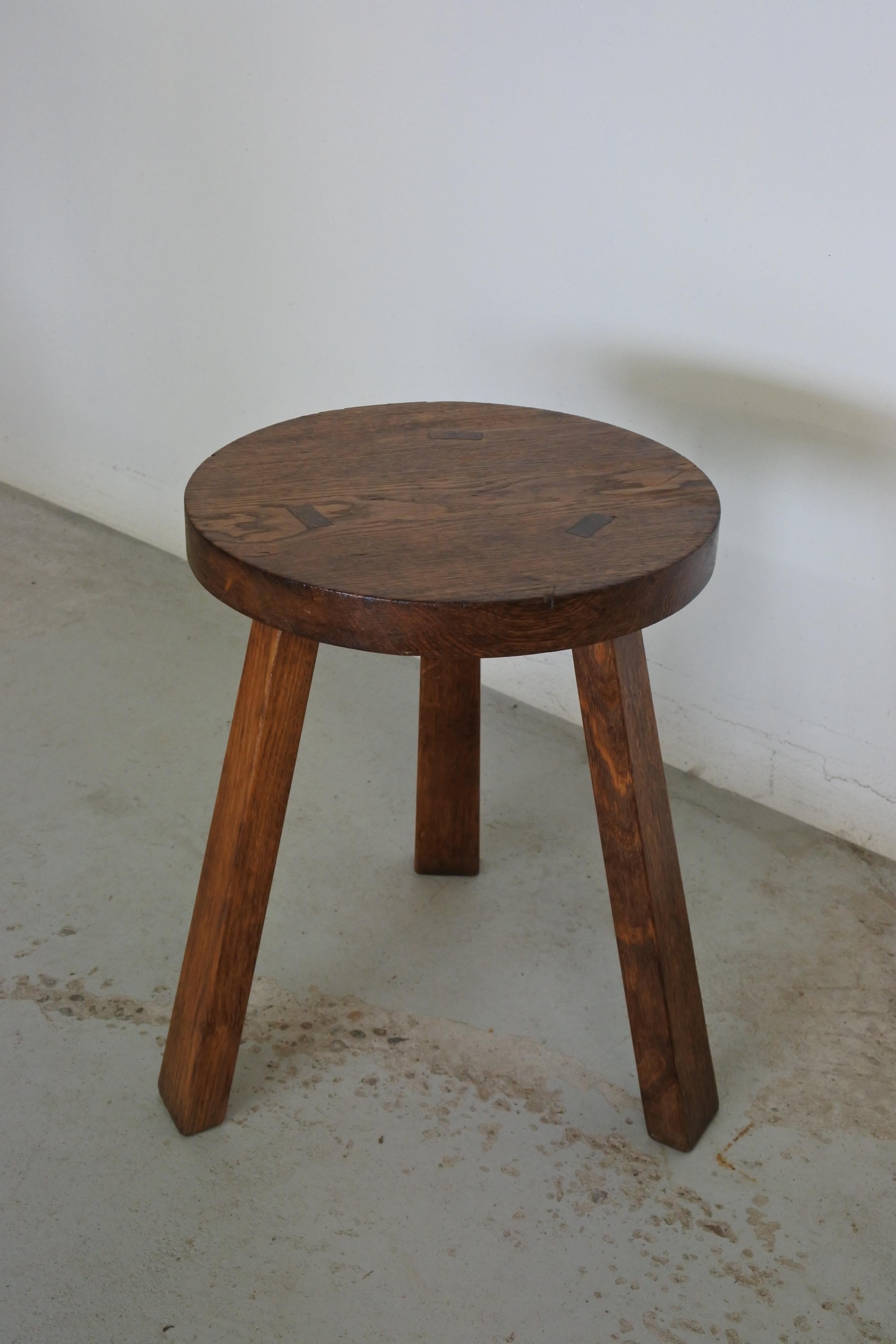 Mid-Century Modern tripod stool
Solid oak wood
Made in France in the 1950s.