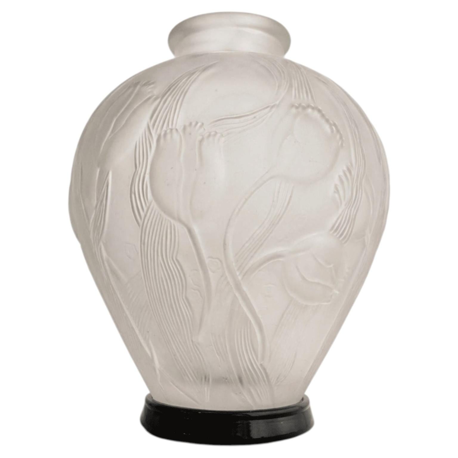 Jarrón francés moderno de mediados de siglo Estilo Lalique Vidrio esmerilado Motivos florales 60s