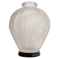 Jarrón francés moderno de mediados de siglo Estilo Lalique Vidrio esmerilado Motivos florales 60s