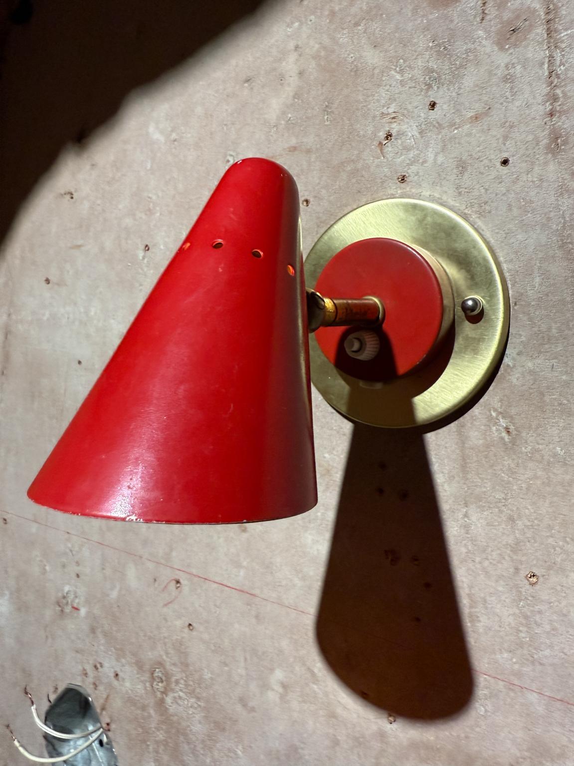 For your consideration , a Mid Century Modern French Wall Sconce Red. Made in France circa the 1950s. 
Retains original bayonet socket. Tested and currently working without any issues.


Please visit take a look at our listings, we have an amazing