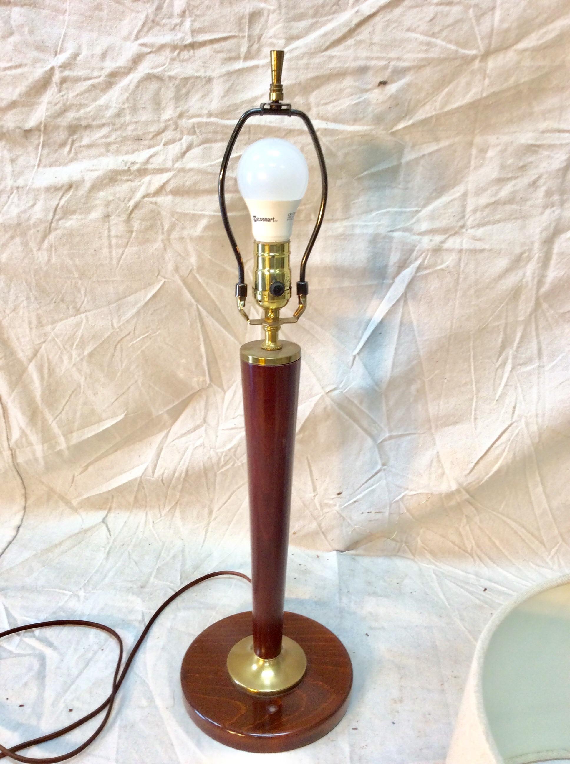 Moderne französische Holz- und Messinglampe aus der Jahrhundertmitte (20. Jahrhundert) im Angebot