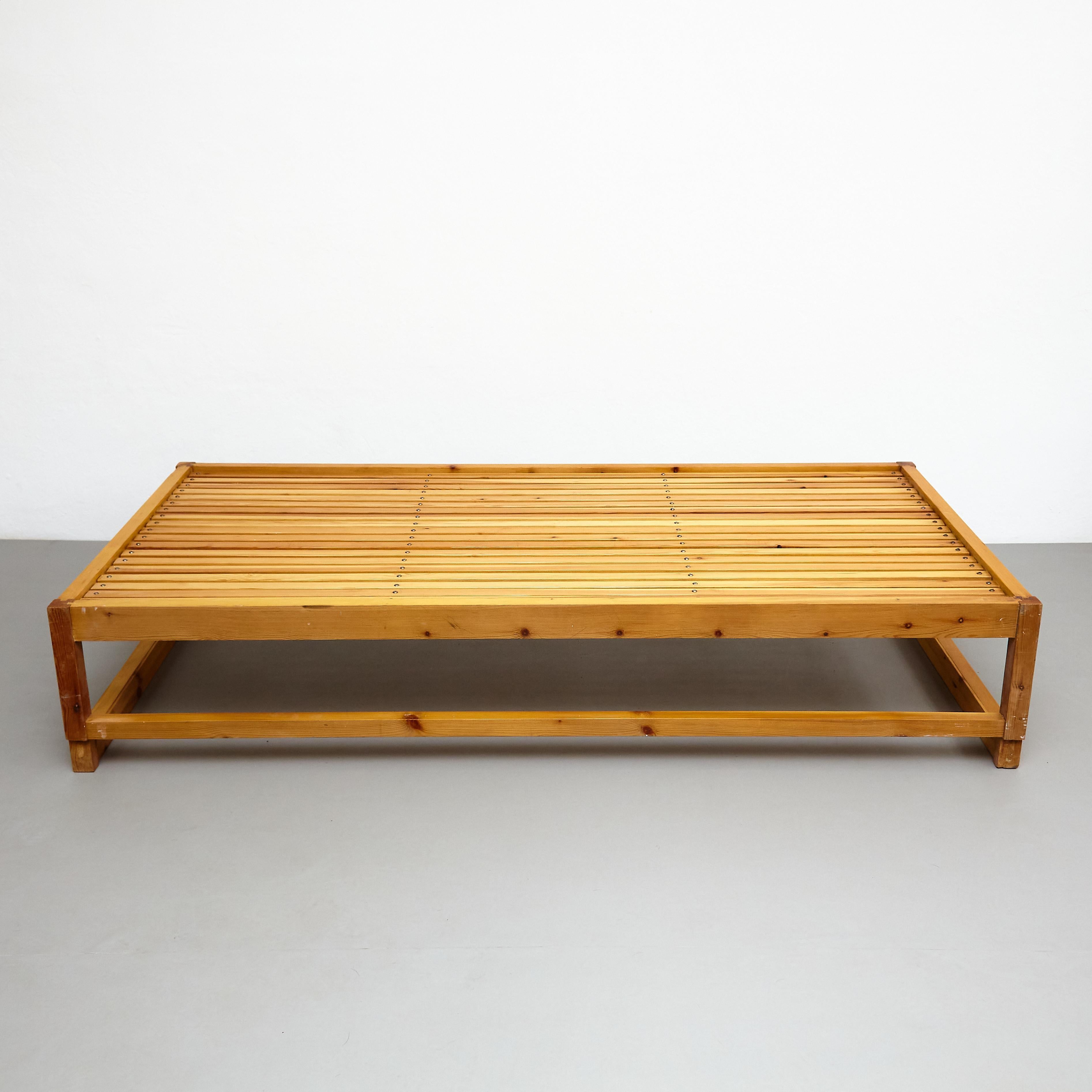 Table basse en bois français du milieu du siècle dernier, par un artiste inconnu.    Fabriqué en France, vers 1950.    En état d'origine avec une usure mineure conforme à l'âge et à l'utilisation, préservant une belle patine.    Matériaux :   Bois  
