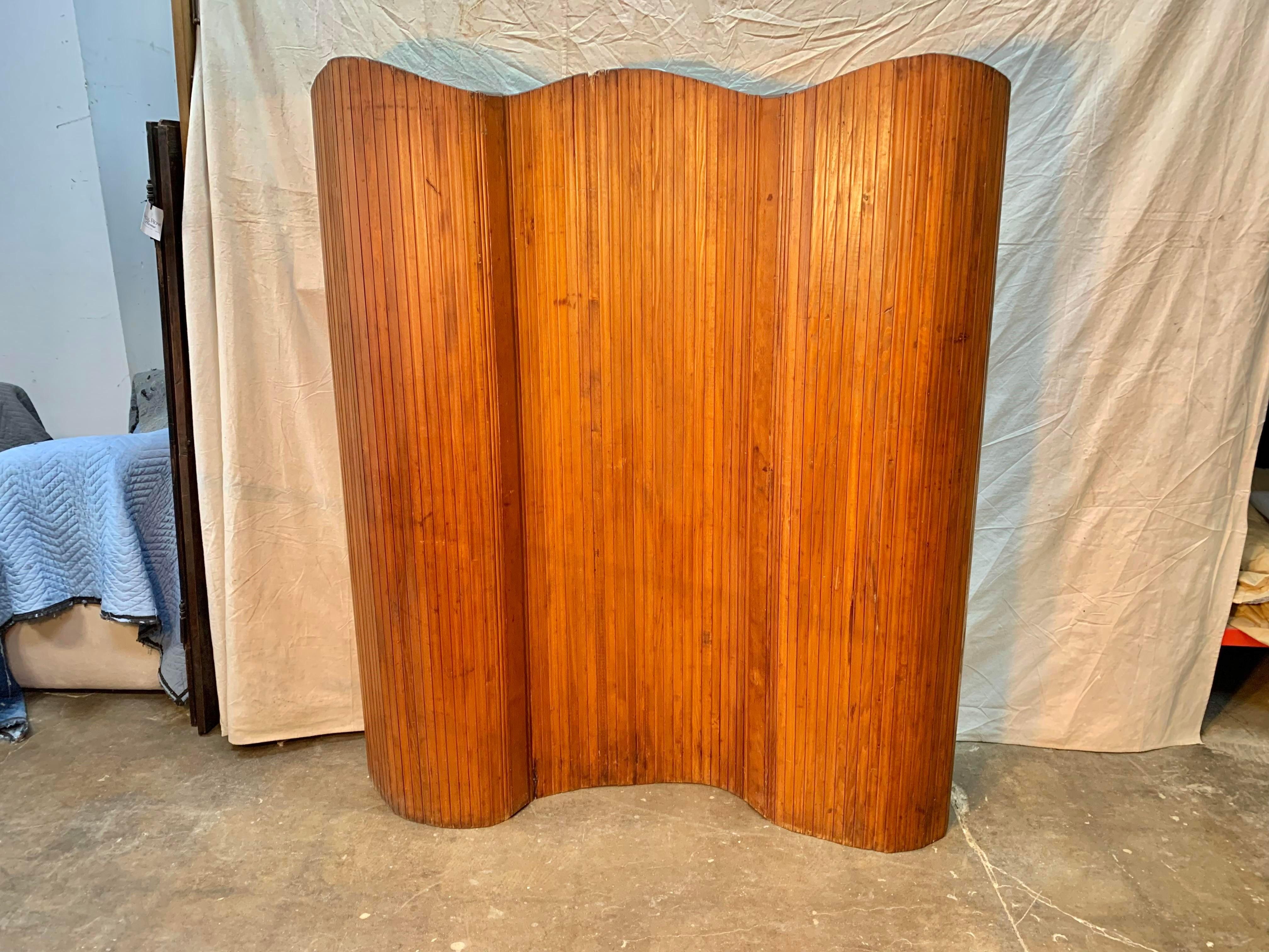 French Art Deco freestanding room divider / folding screen in patinated pine attributed to Jomain Baumann, 1940s. A flexible paravent made out of strips of wood allows the screen to stand freely or be folded, extended into different angles or rolled