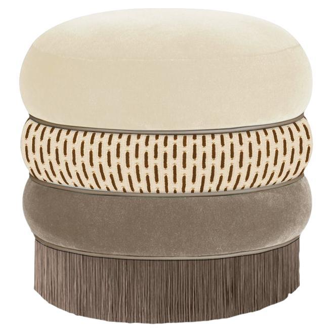 Inspiré par la candide et sophistiquée Audrey Hepburn, Ottiu a créé le tabouret Audrey Mid-Century Modern. Elle a été reconnue comme une icône du cinéma et de la mode pendant l'âge d'or d'Hollywood, mais aussi comme une humanitaire, consacrant une