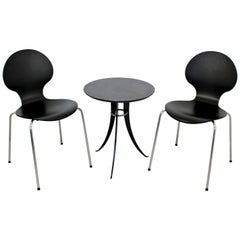 Fritz Hansen paire de chaises noires et table de café modernes du milieu du siècle dernier, Danemark, années 1960