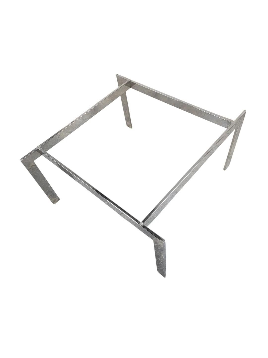 Mesa de centro de estilo Mid Century ModernFritz Hansen con base cromada y tapa cuadrada de cristal biselado

 Su diseño minimalista combina a la perfección con varios estilos de decoración, mientras que los materiales duraderos garantizan