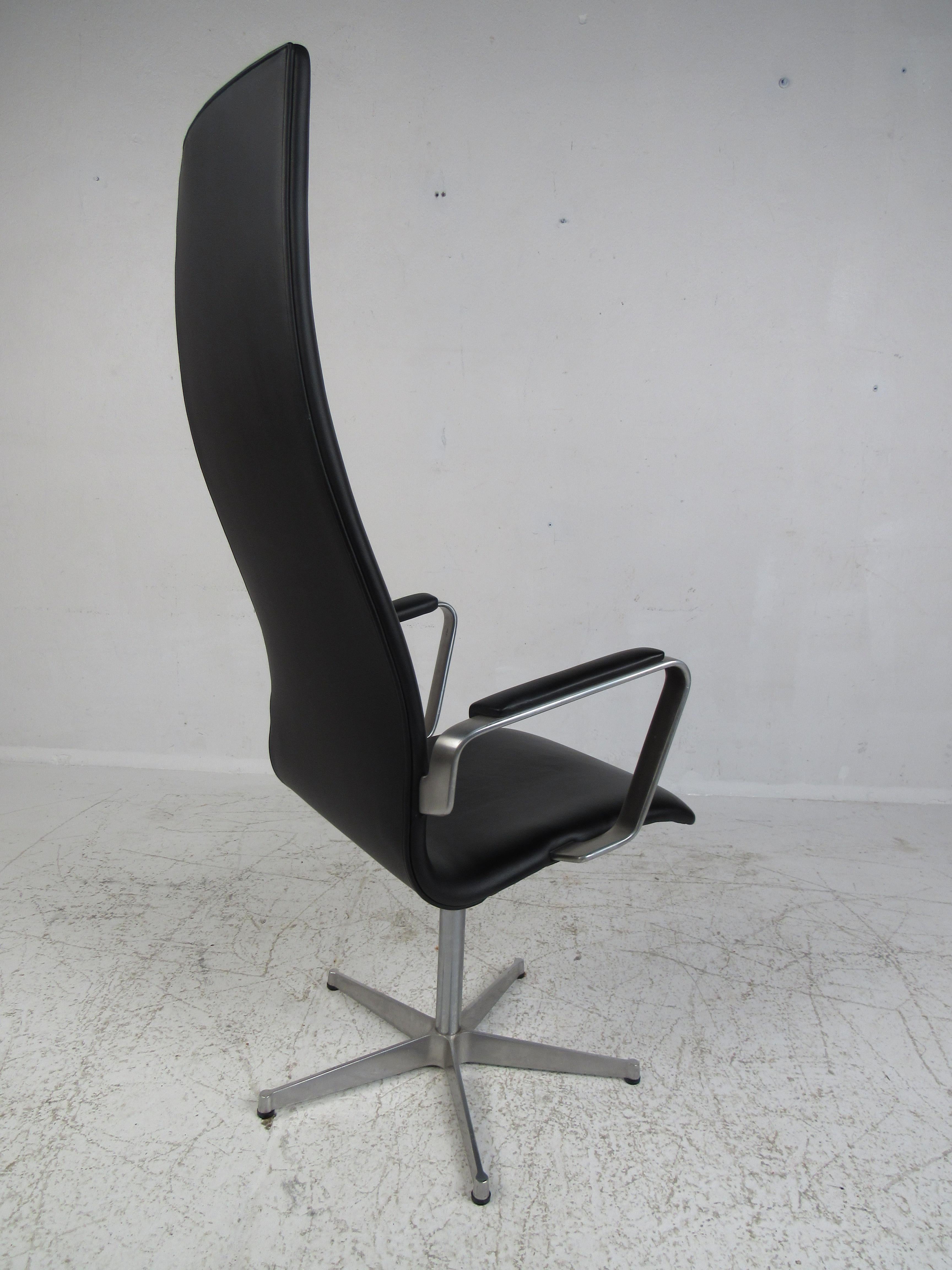 Mid-Century Modern Fritz Hansen Swivel Office Chair In Good Condition For Sale In Brooklyn, NY