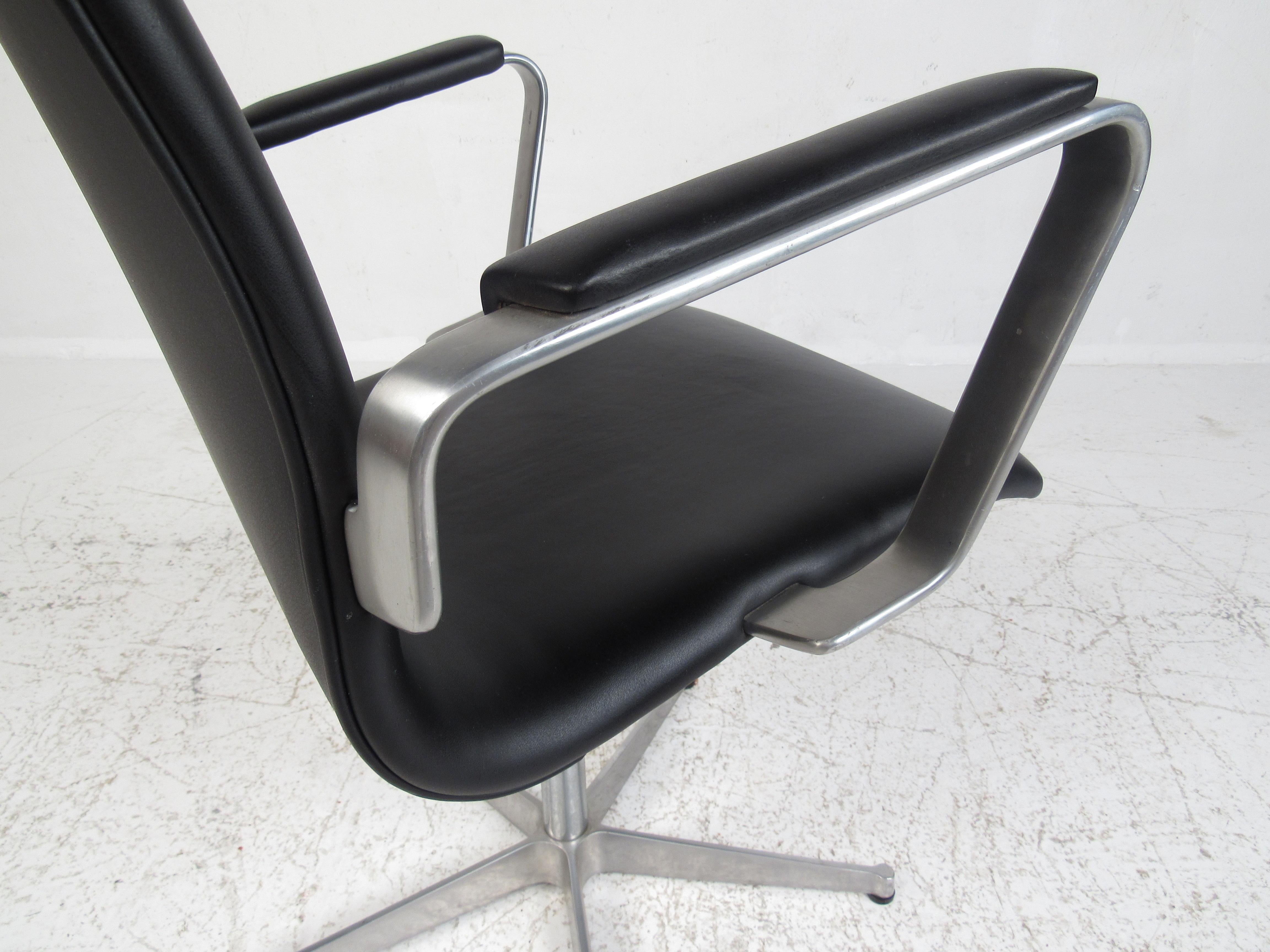 Late 20th Century Mid-Century Modern Fritz Hansen Swivel Office Chair For Sale