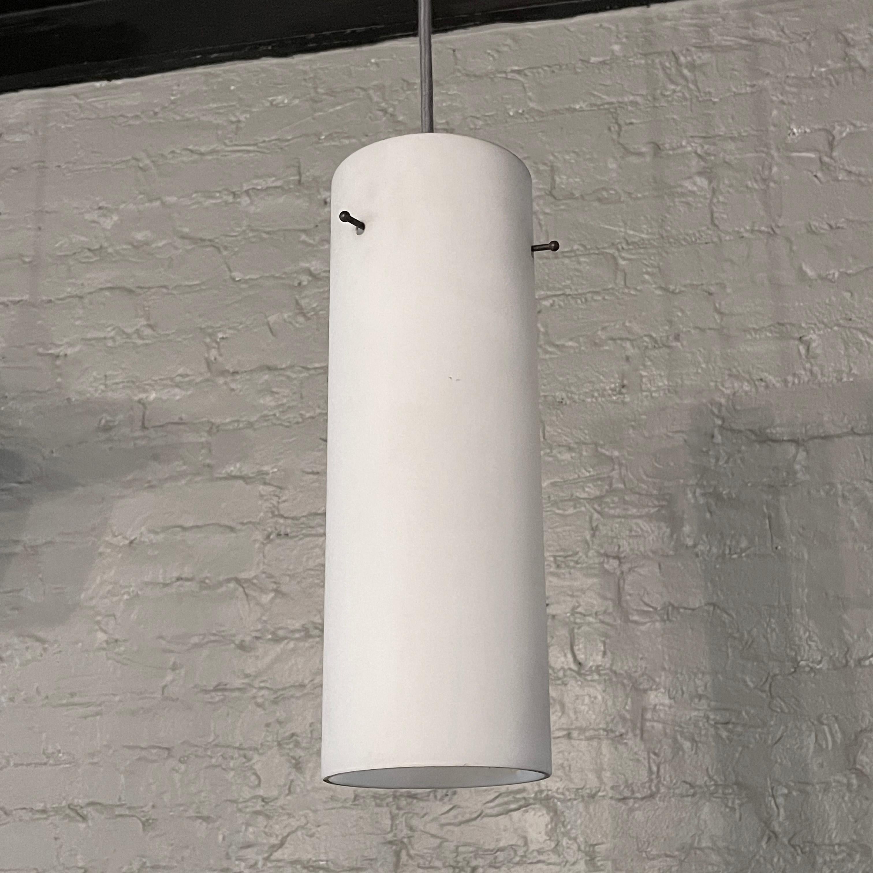 Mid-Century Modern Mattglas Zylinder Pendelleuchte (Moderne der Mitte des Jahrhunderts) im Angebot