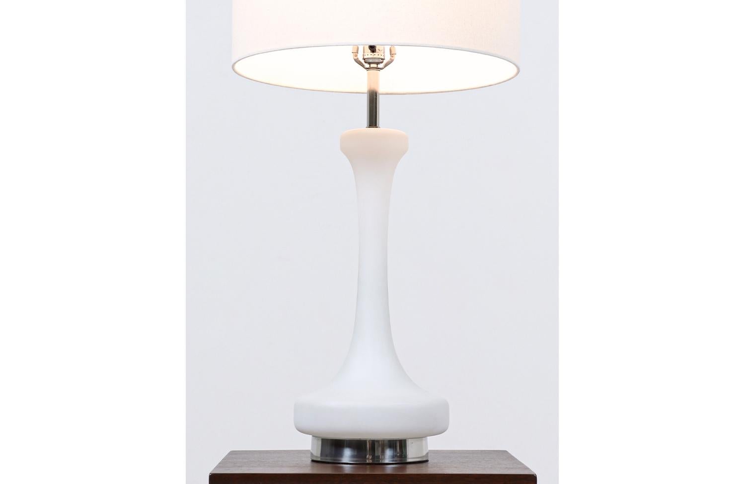 Mid-Century Modern Frosted Glass Table Lamp by Laurel In Excellent Condition For Sale In Los Angeles, CA