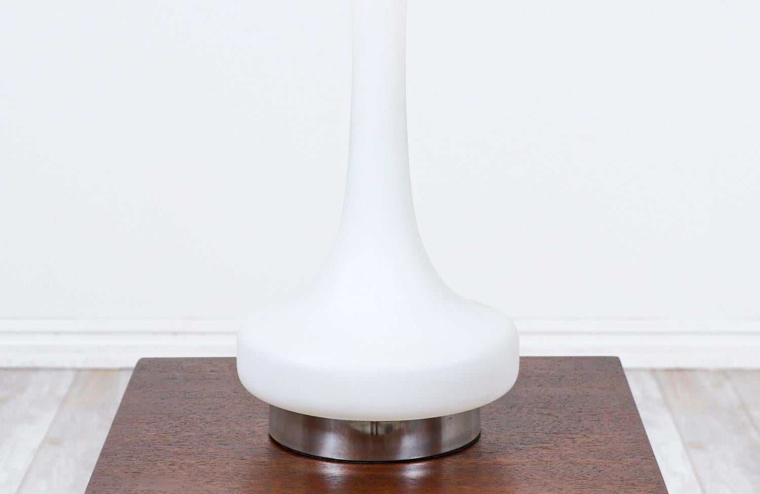 Moderne Mid-Century-Tischlampe aus Milchglas von Laurel (amerikanisch) im Angebot