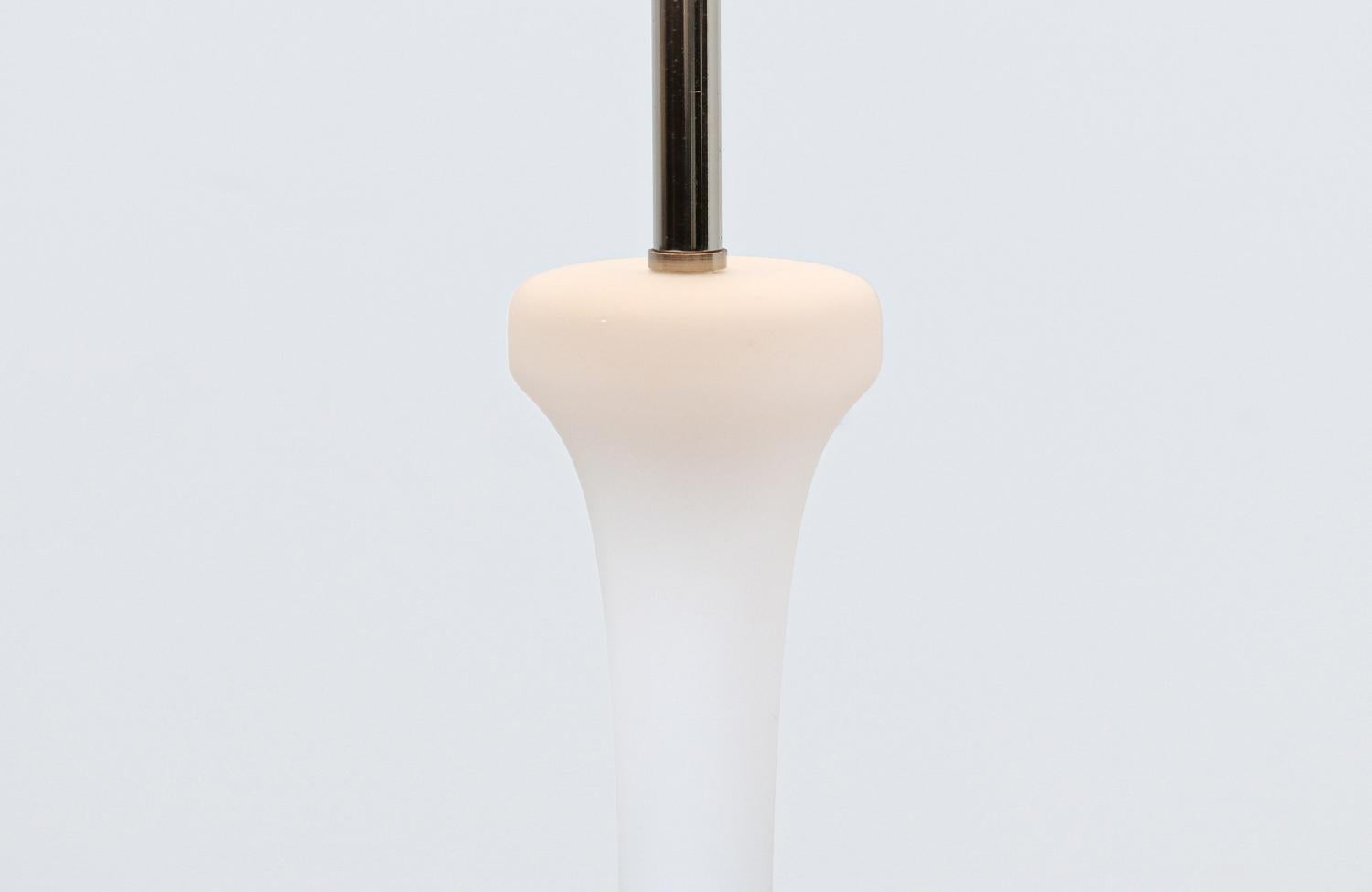 Milieu du XXe siècle Lampe de bureau en verre dépoli moderne du milieu du siècle dernier par Laurel en vente