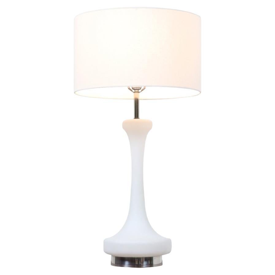 Moderne Mid-Century-Tischlampe aus Milchglas von Laurel im Angebot