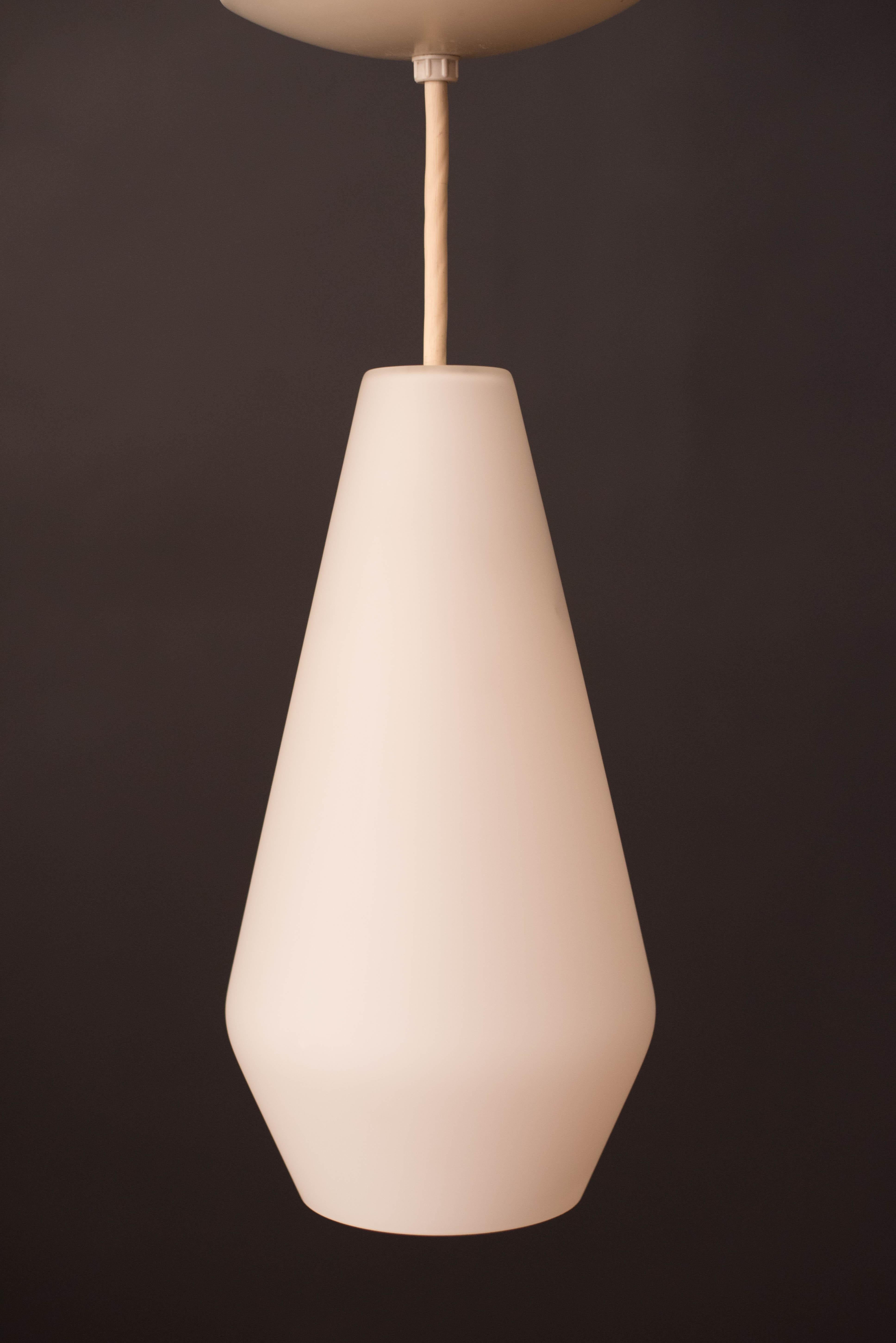 Mid-Century Modern Lampe à suspension en verre blanc givré mi-siècle moderne, par Lightolier en vente
