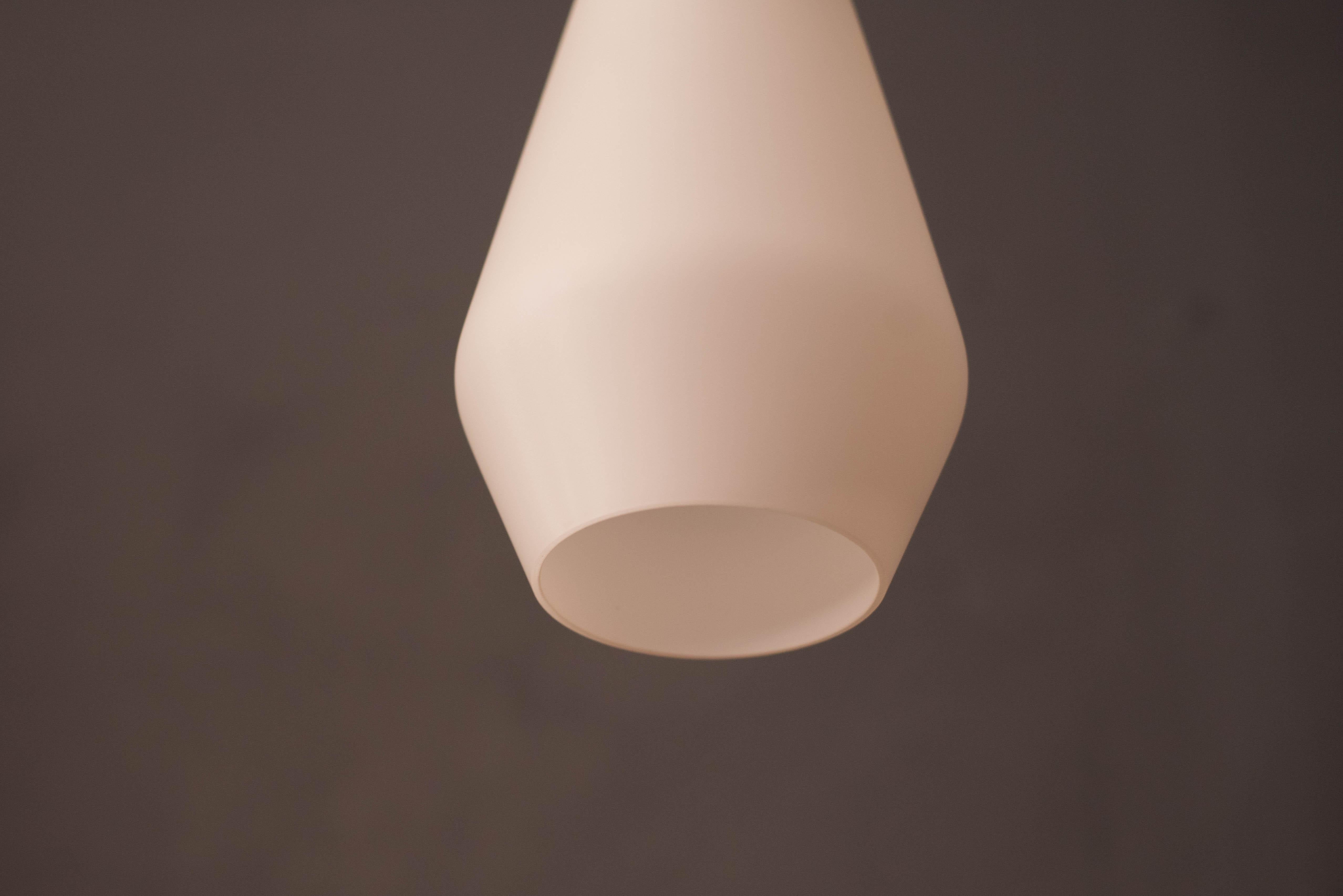 Américain Lampe à suspension en verre blanc givré mi-siècle moderne, par Lightolier en vente