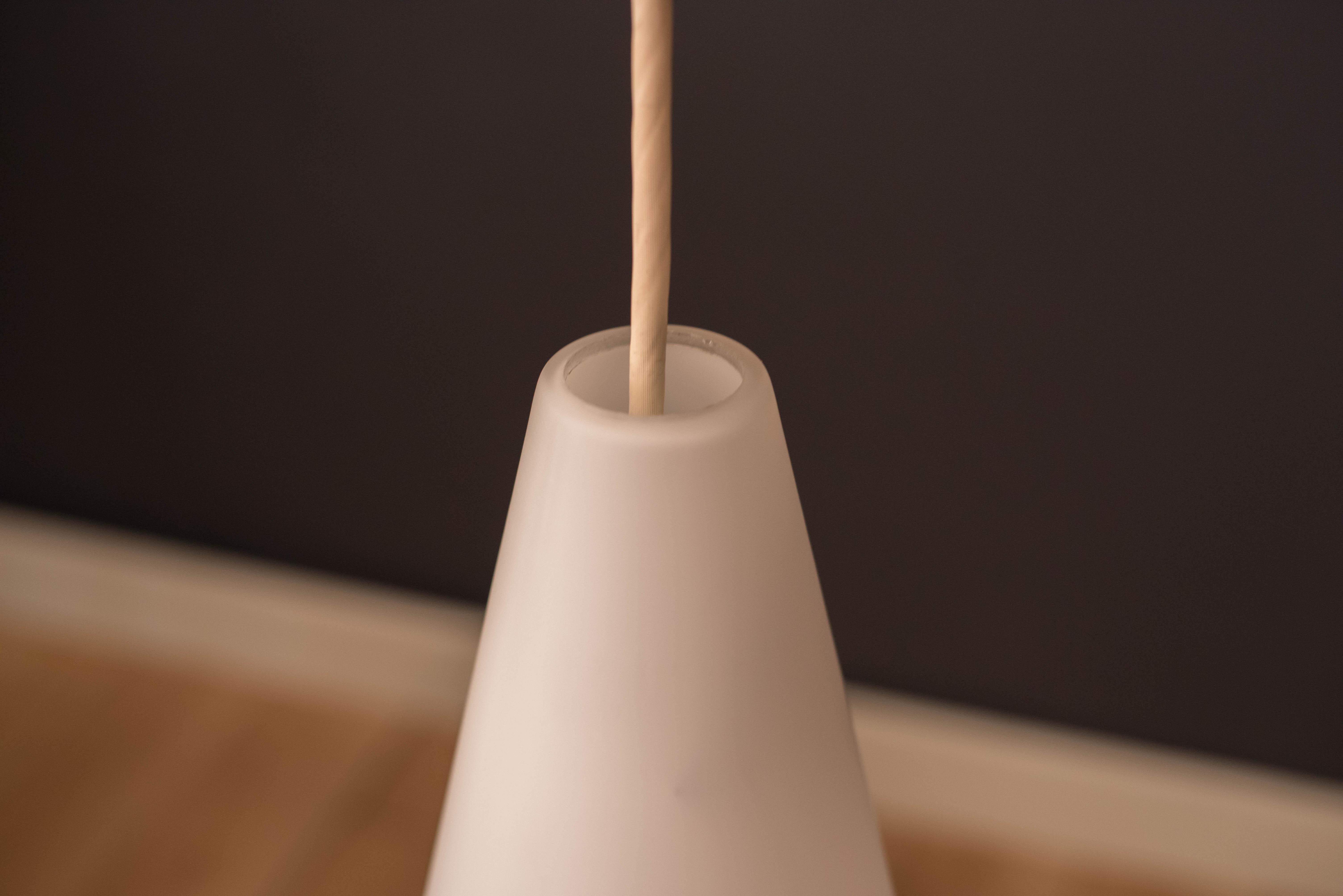 Lampe à suspension en verre blanc givré mi-siècle moderne, par Lightolier Bon état - En vente à San Jose, CA
