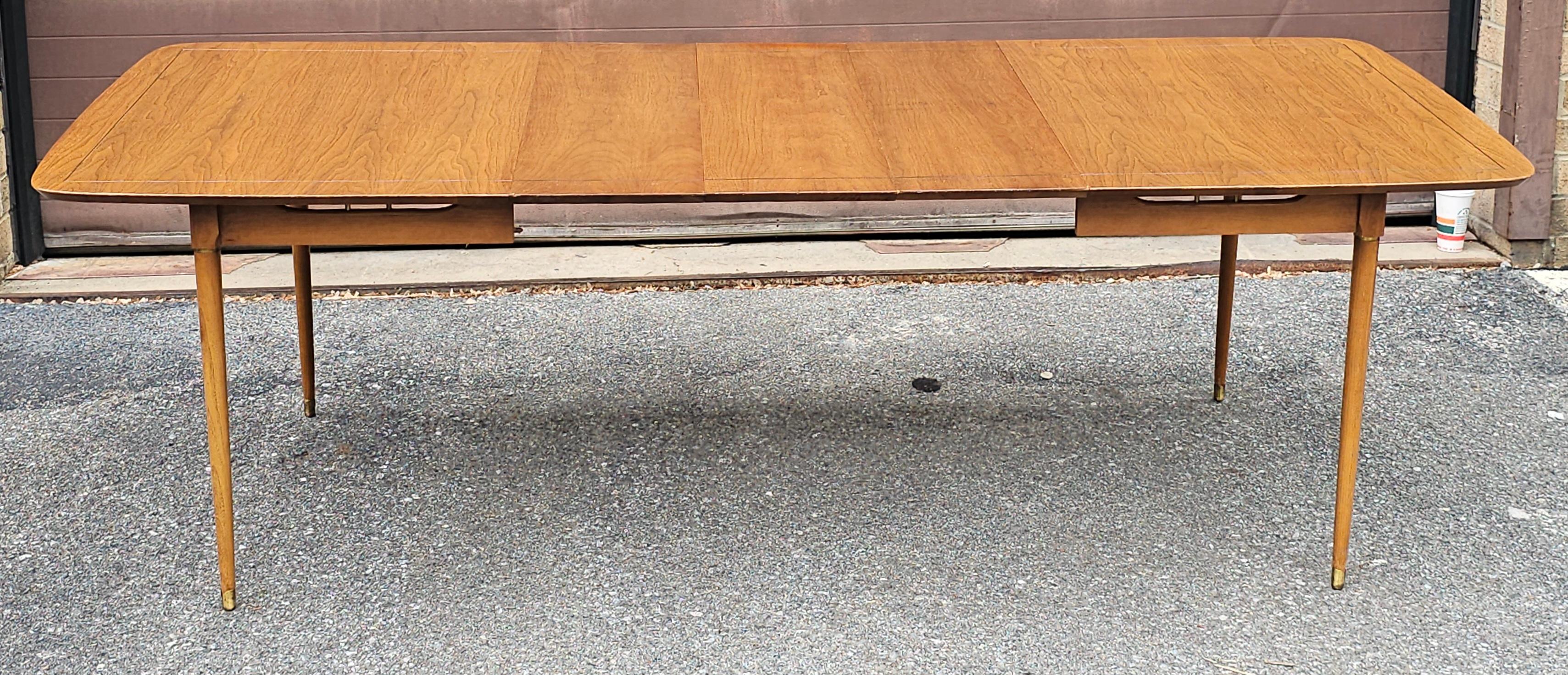 Mesa de comedor extensible de madera de frutal moderna de mediados de siglo con detalles de latón y acabado en venta 2