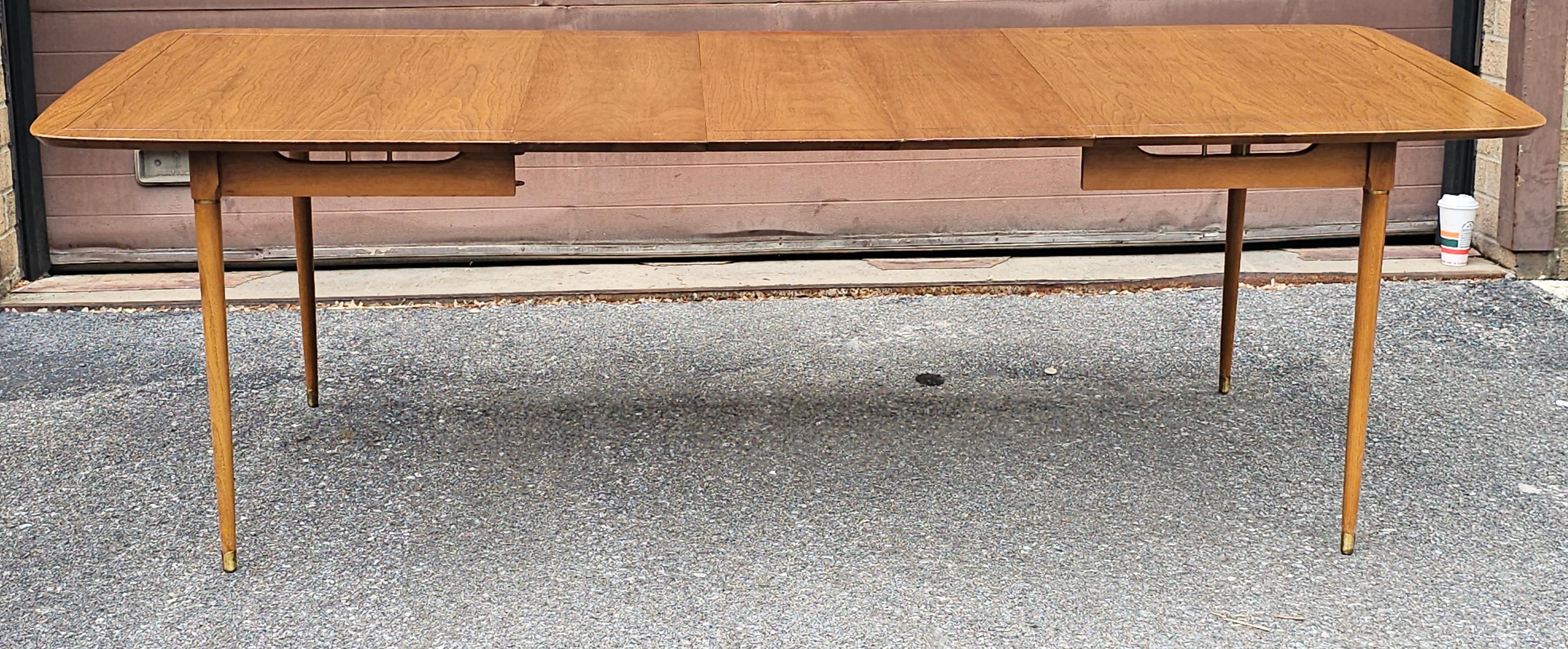 Mesa de comedor extensible de madera de frutal moderna de mediados de siglo con detalles de latón y acabado en venta 3