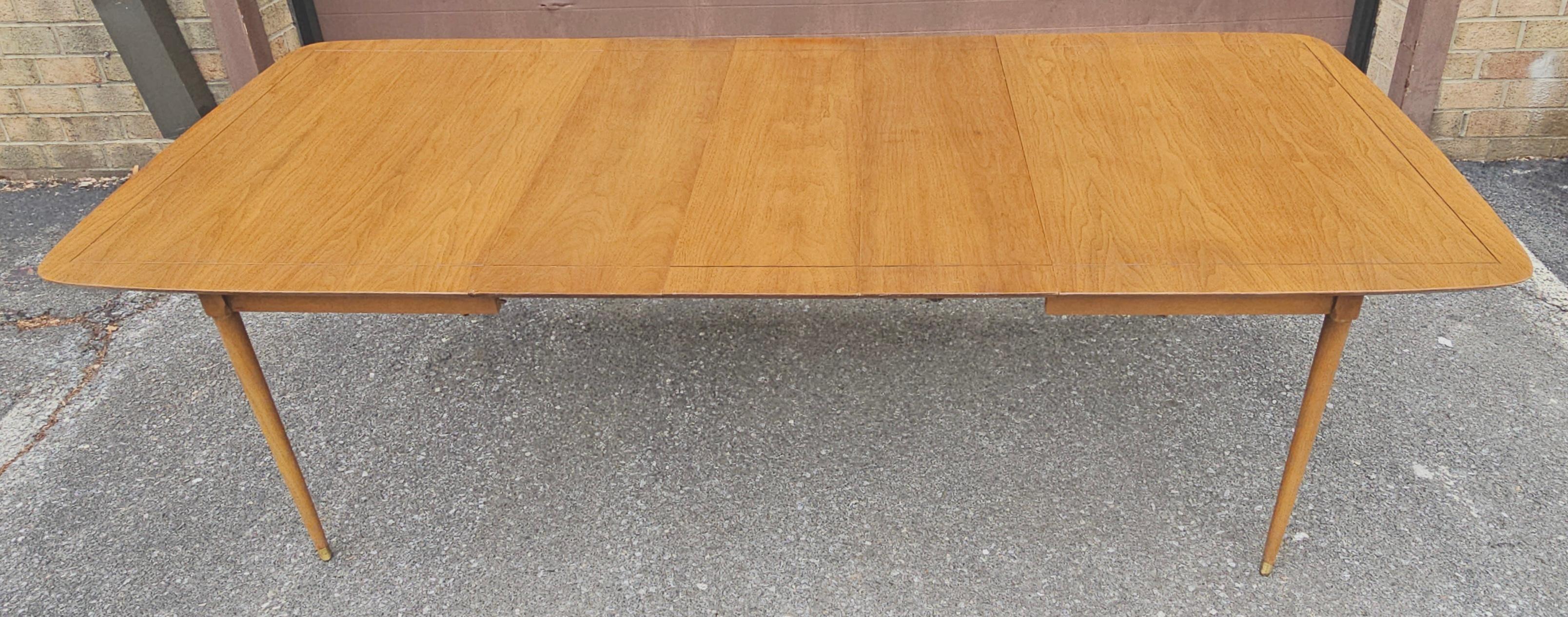 Mesa de comedor extensible de madera de frutal moderna de mediados de siglo con detalles de latón y acabado en venta 5
