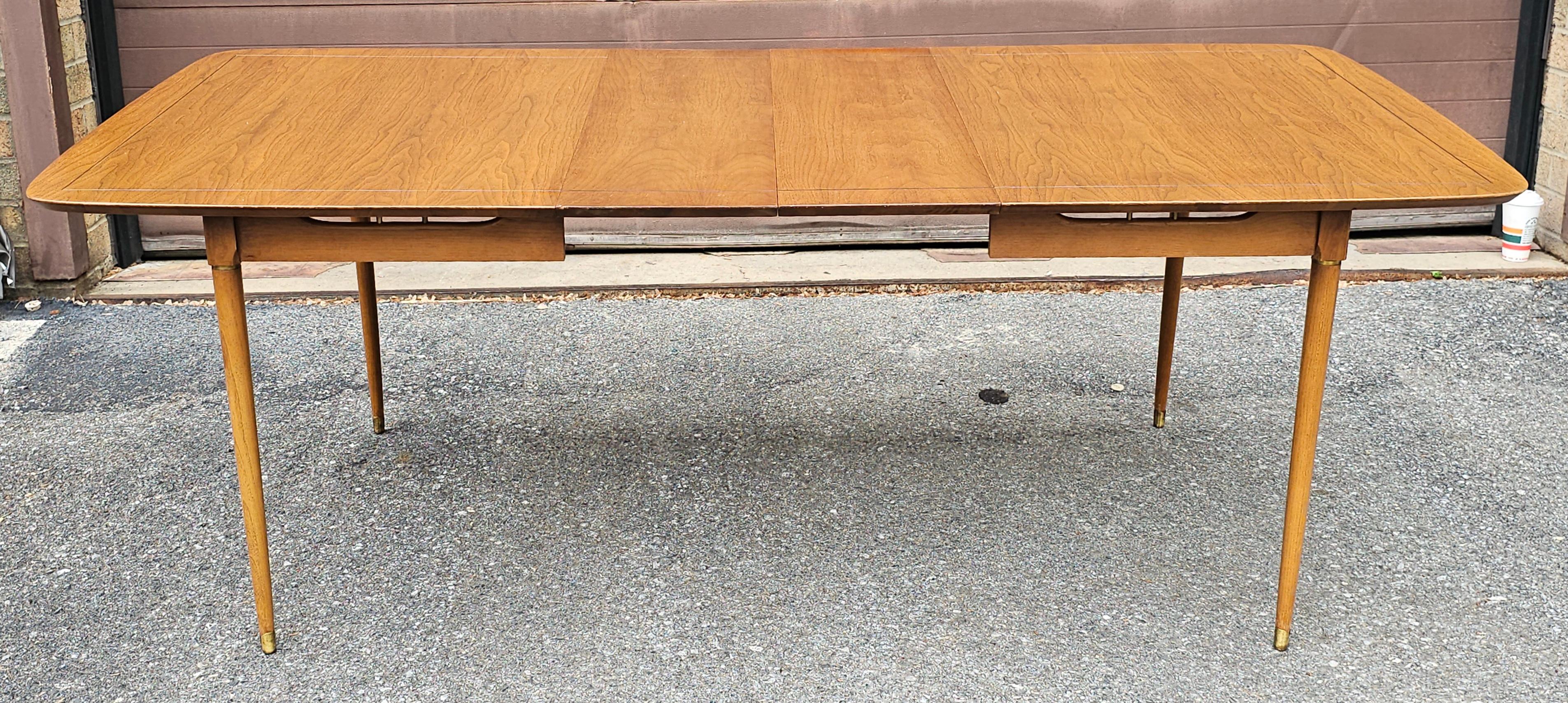 Mesa de comedor extensible de madera de frutal moderna de mediados de siglo con detalles de latón y acabado en venta 6