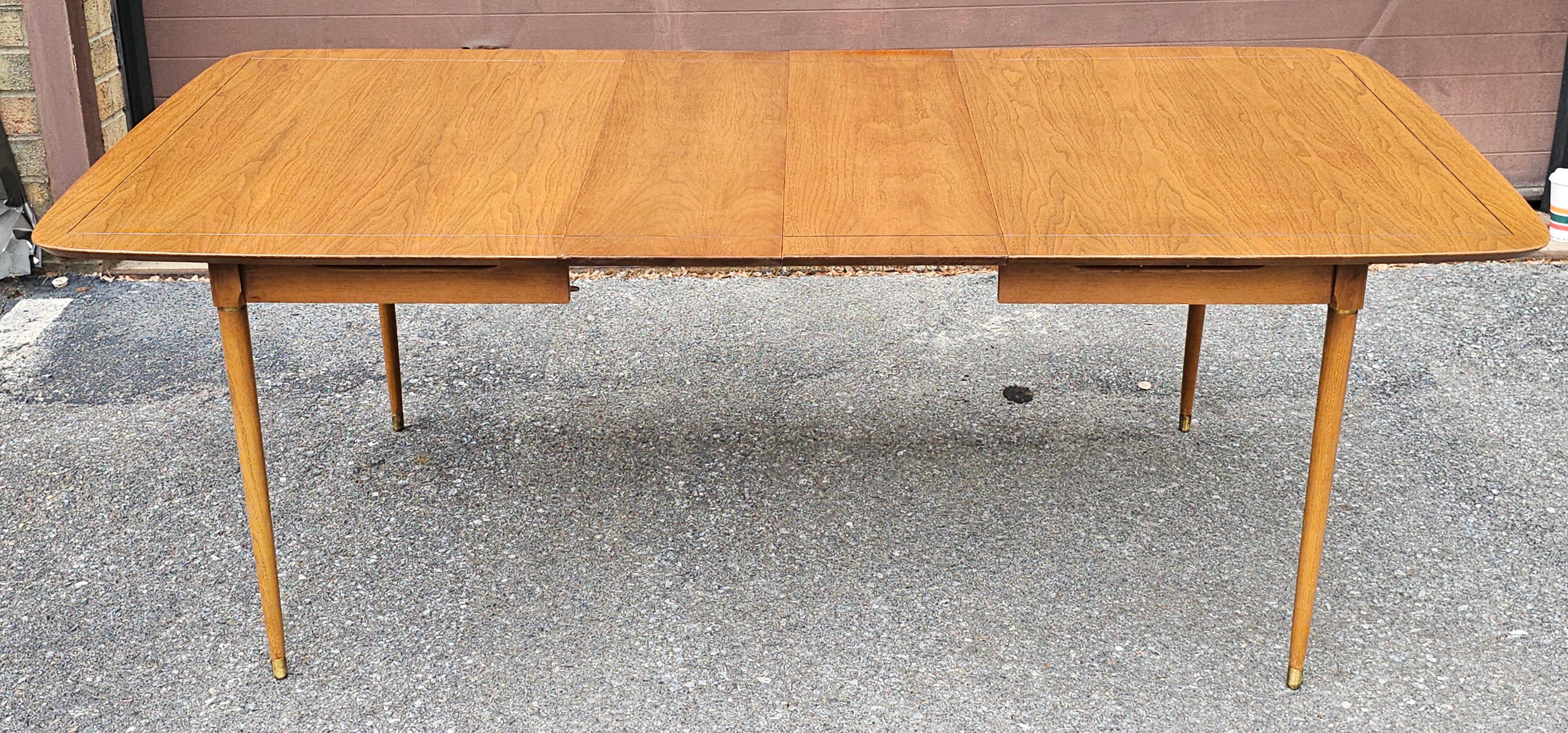 Mesa de comedor extensible de madera de frutal moderna de mediados de siglo con detalles de latón y acabado en venta 7