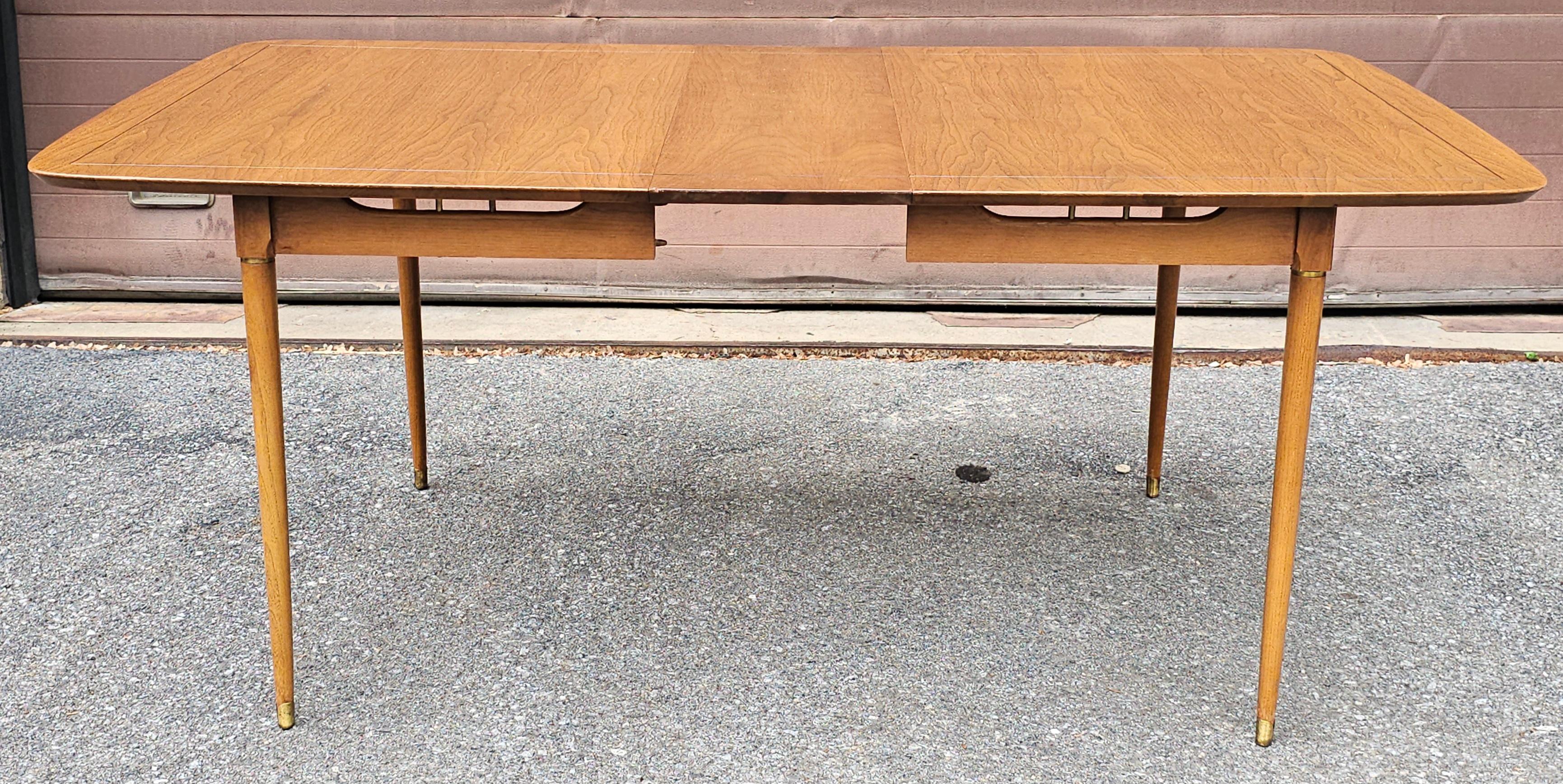 Mesa de comedor extensible de madera de frutal moderna de mediados de siglo con detalles de latón y acabado en venta 8