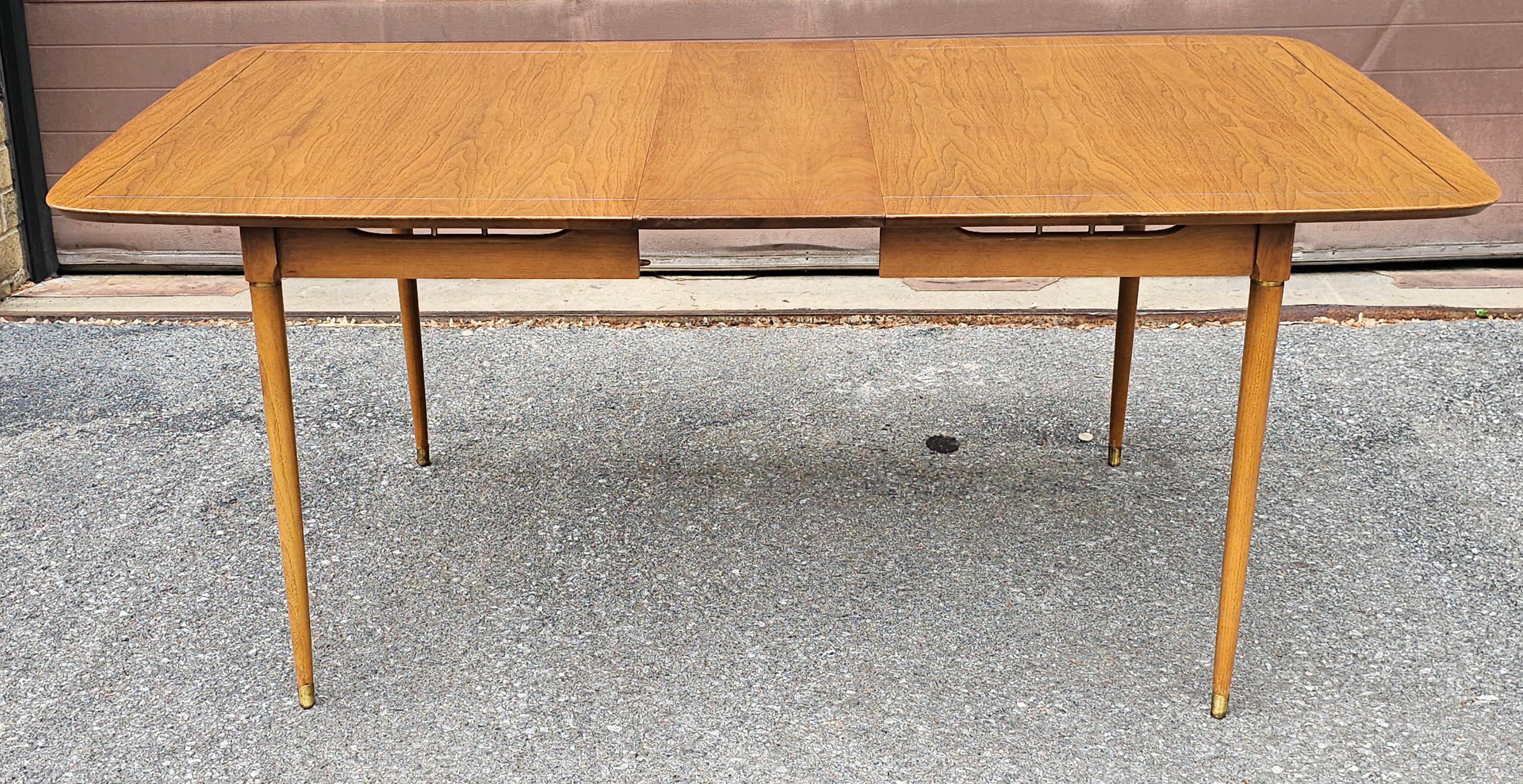 Mesa de comedor extensible de madera de frutal moderna de mediados de siglo con detalles de latón y acabado en venta 9