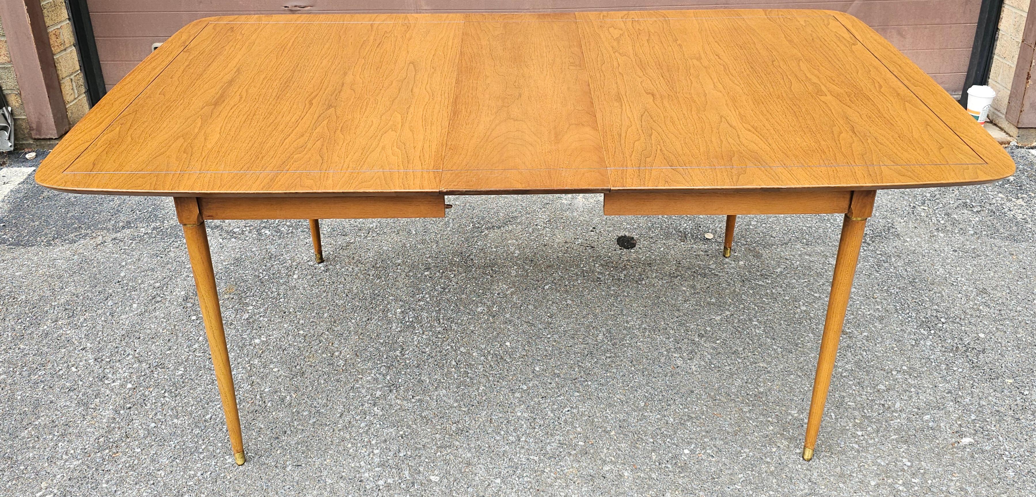 Mesa de comedor extensible de madera de frutal moderna de mediados de siglo con detalles de latón y acabado en venta 10