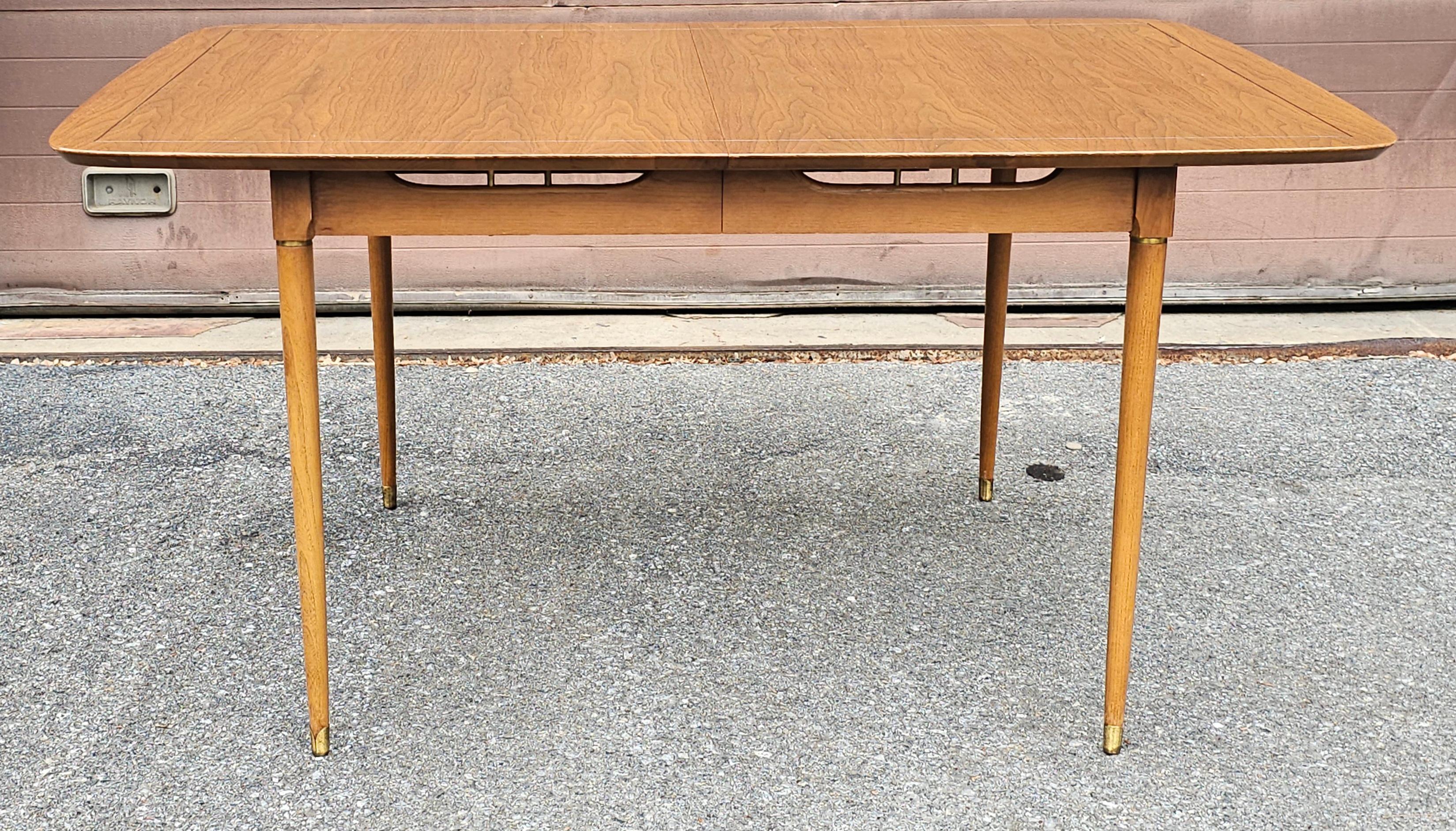 Mesa de comedor extensible de madera de frutal y detalles de latón, moderna de mediados de siglo, con tres hojas. Recientemente repintada y en excelentes condiciones. 
Mide 96