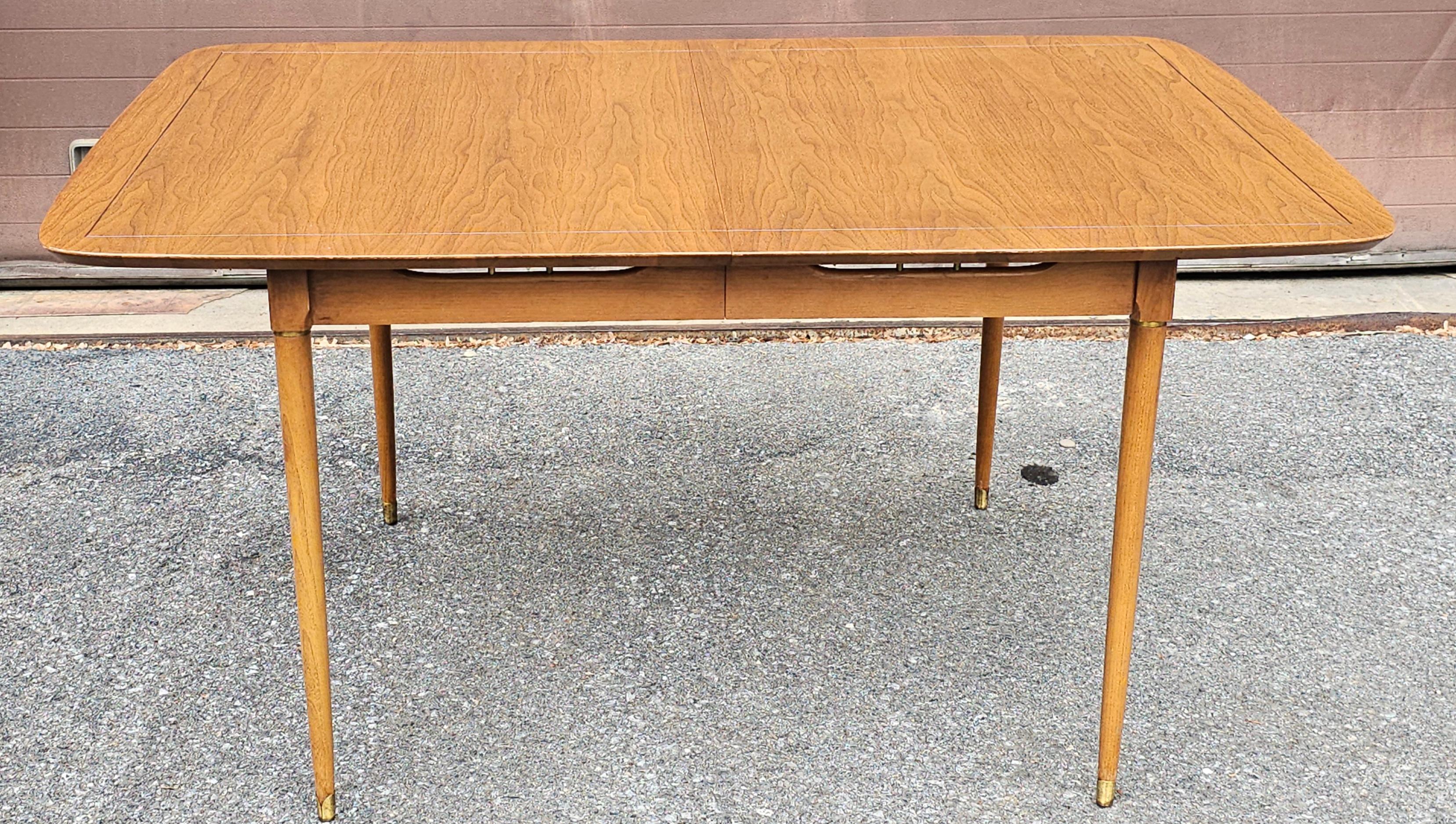 Mesa de comedor extensible de madera de frutal moderna de mediados de siglo con detalles de latón y acabado Moderno de mediados de siglo en venta
