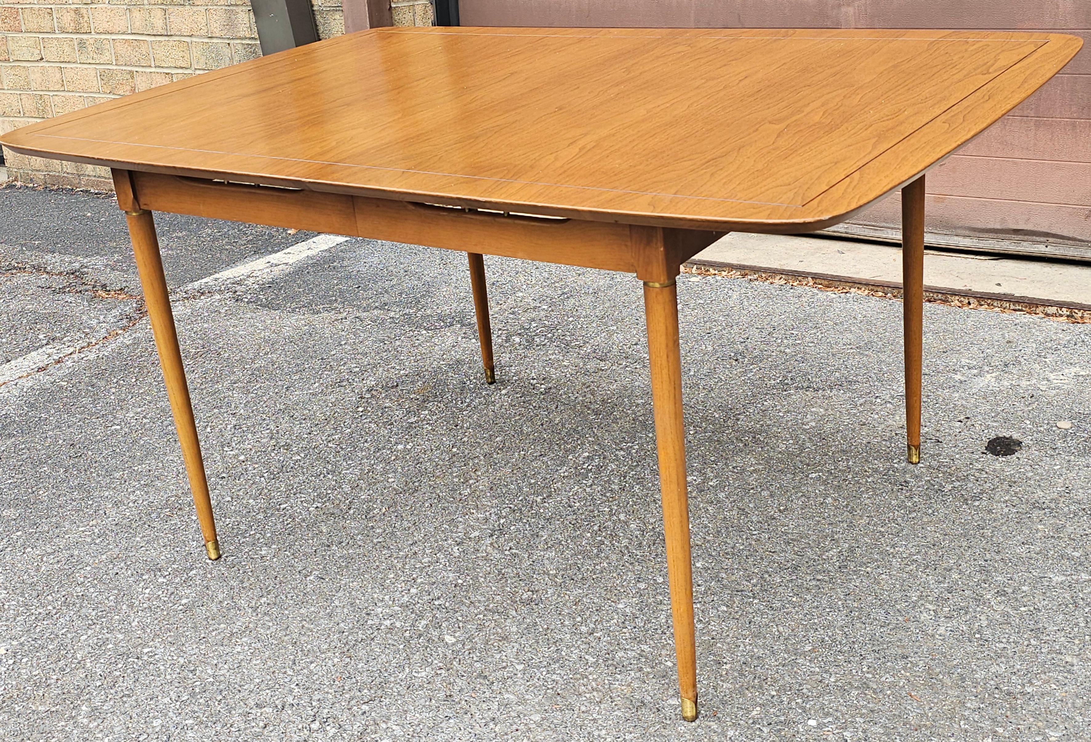 Mesa de comedor extensible de madera de frutal moderna de mediados de siglo con detalles de latón y acabado Estadounidense en venta