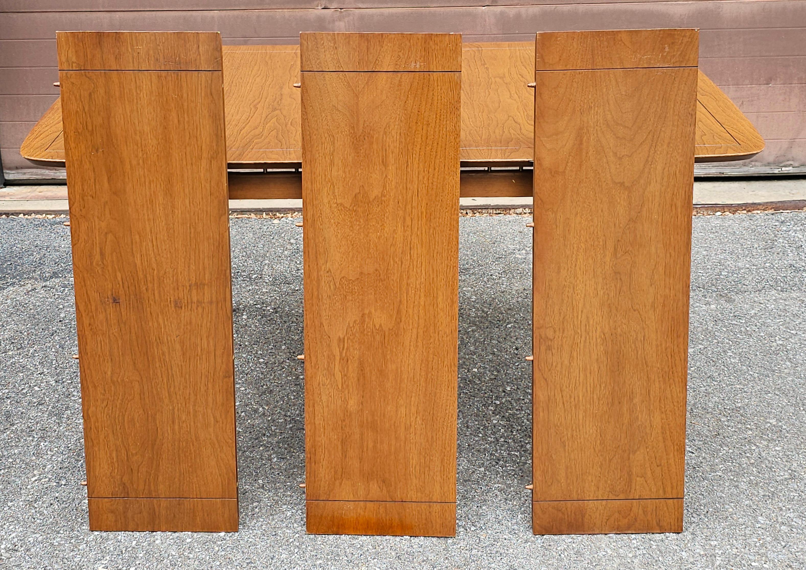 Mesa de comedor extensible de madera de frutal moderna de mediados de siglo con detalles de latón y acabado en Excelente estado para la venta en Germantown, MD