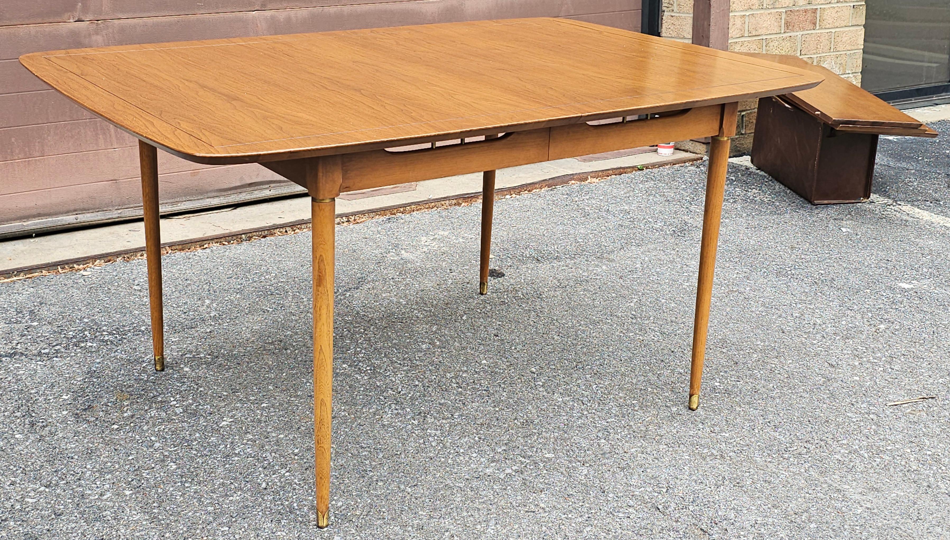 Mesa de comedor extensible de madera de frutal moderna de mediados de siglo con detalles de latón y acabado siglo XX en venta