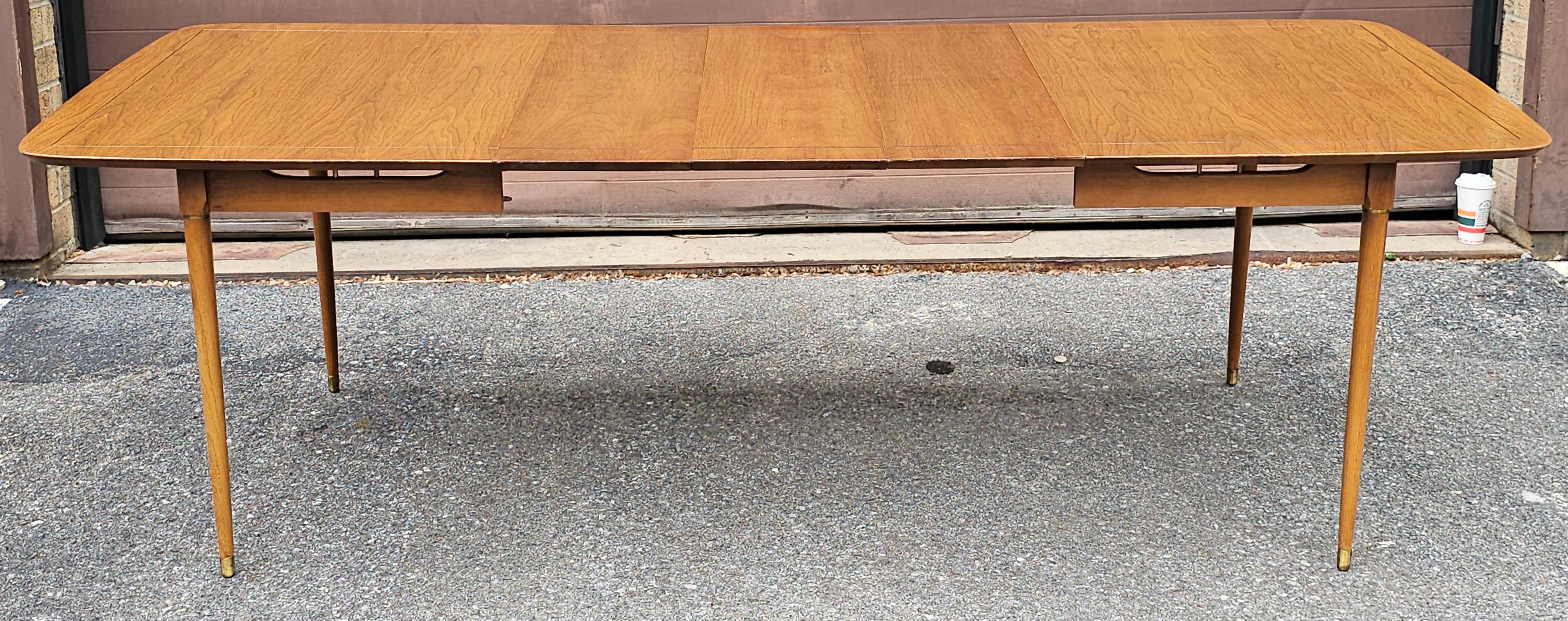 Mesa de comedor extensible de madera de frutal moderna de mediados de siglo con detalles de latón y acabado Latón en venta
