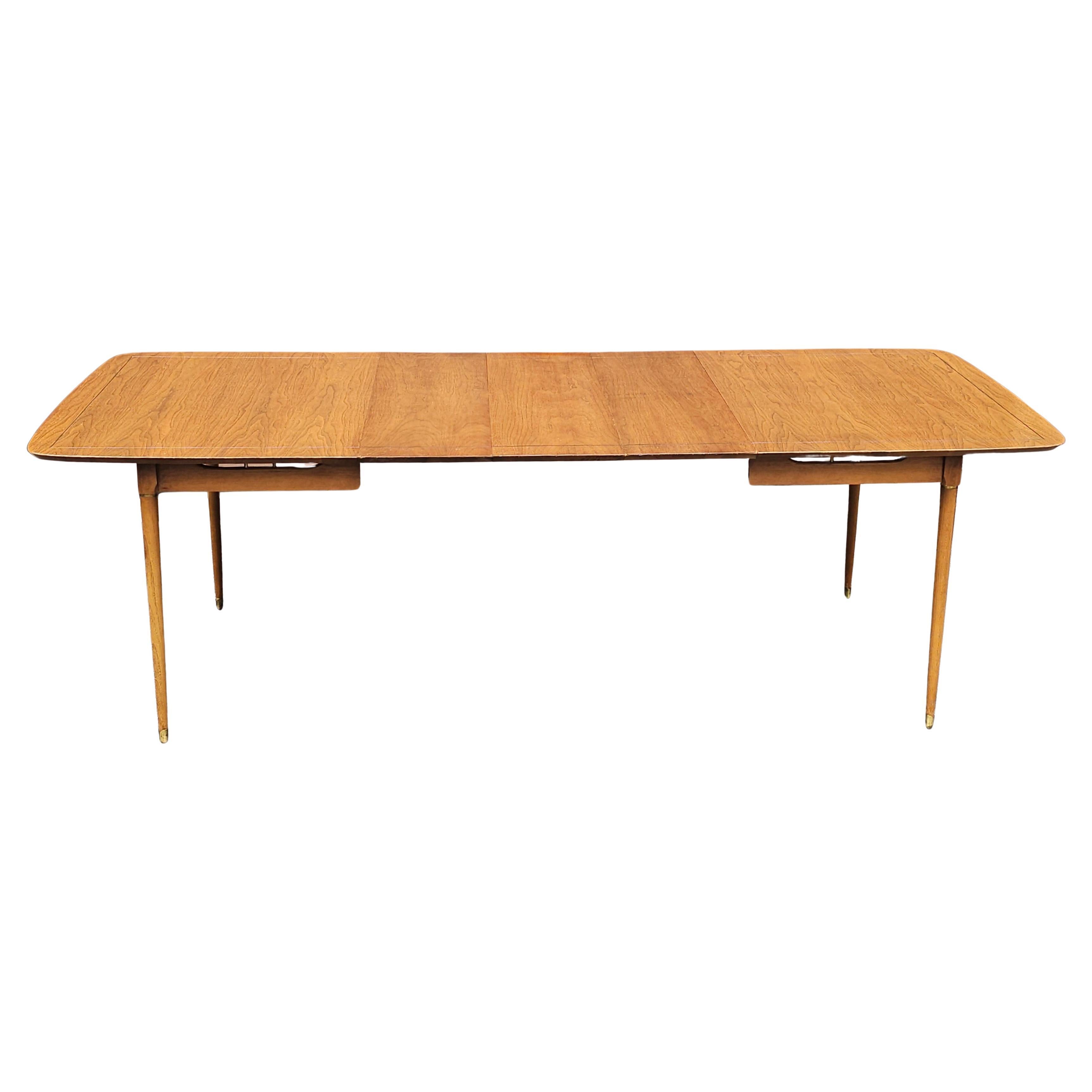 Mesa de comedor extensible de madera de frutal moderna de mediados de siglo con detalles de latón y acabado en venta