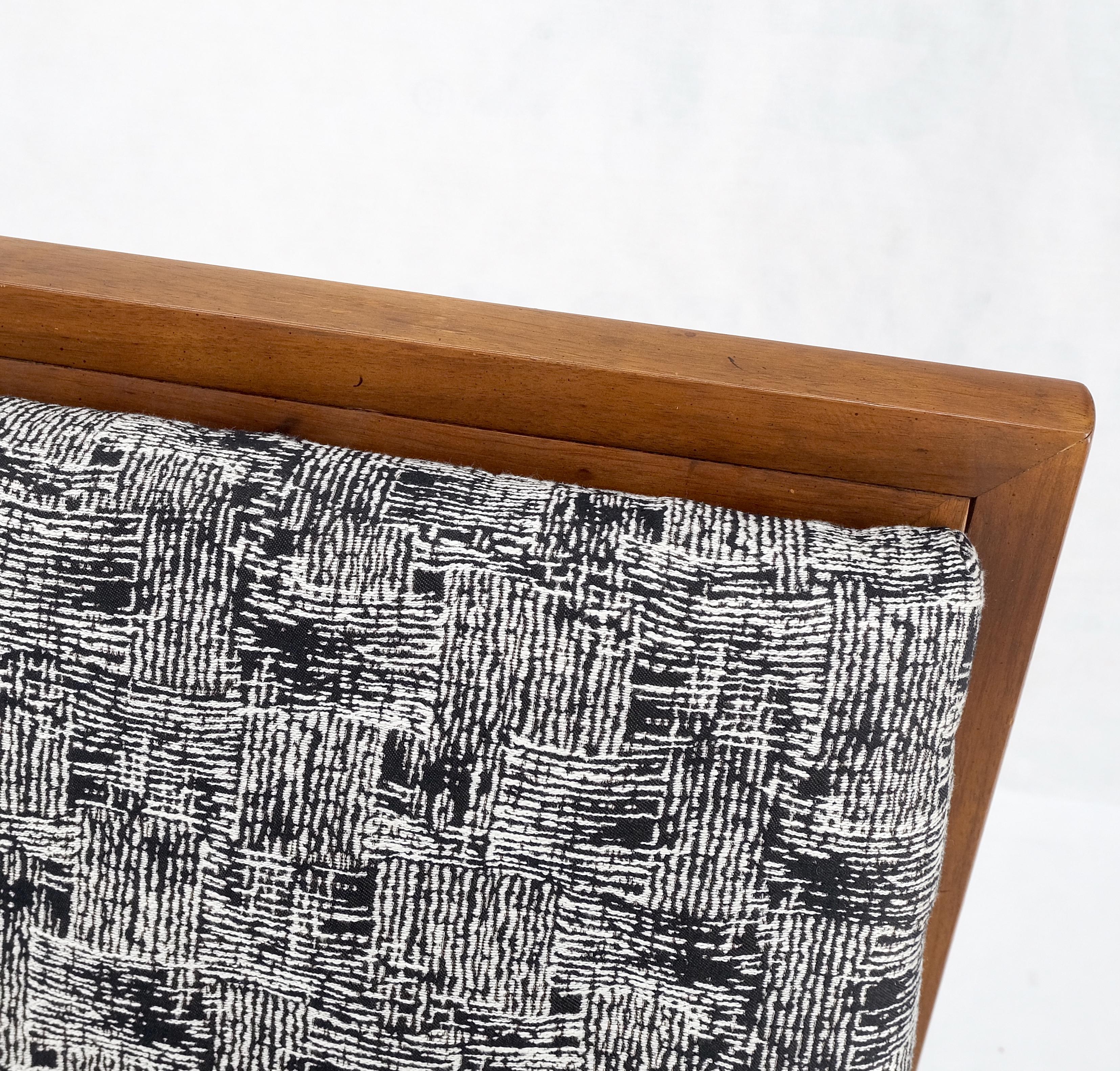 Mid Century Modern Fruitwood Frame Abstrakte Polsterung Slipper Lounge Chair MINT (amerikanisch) im Angebot