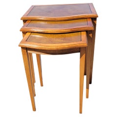 Set von 3 Nesting-Tischen aus Obstholz mit geschnitzter Lederplatte, Moderne der Mitte des Jahrhunderts