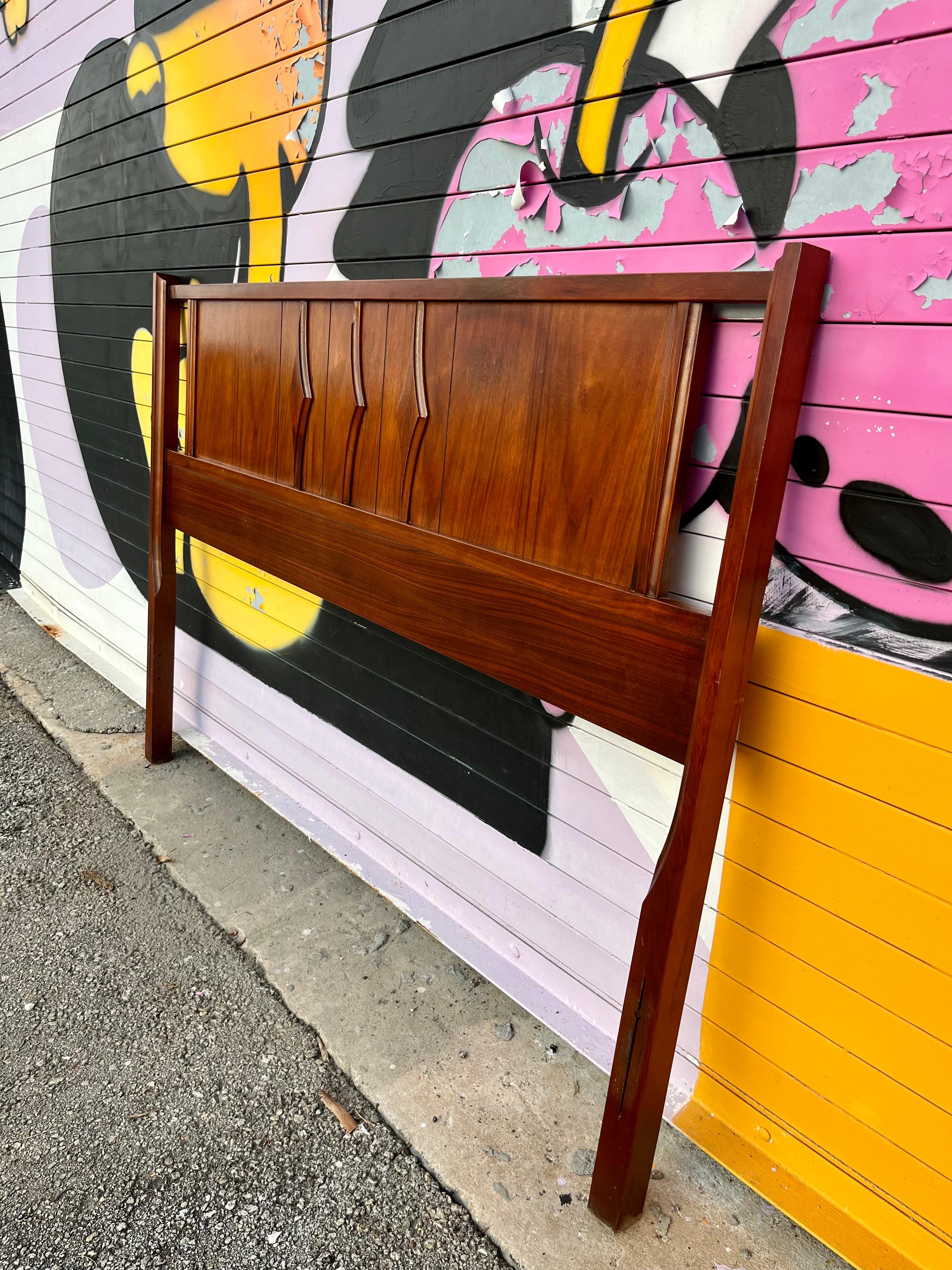 Vintage Mid Century Modern Full Size Headboard by Coleman of Virginia. Circa 1960s
Features a quintessential American mid century modern design with a beautiful walnut wood grain. 
In very good original condition with signs of wear consistent with