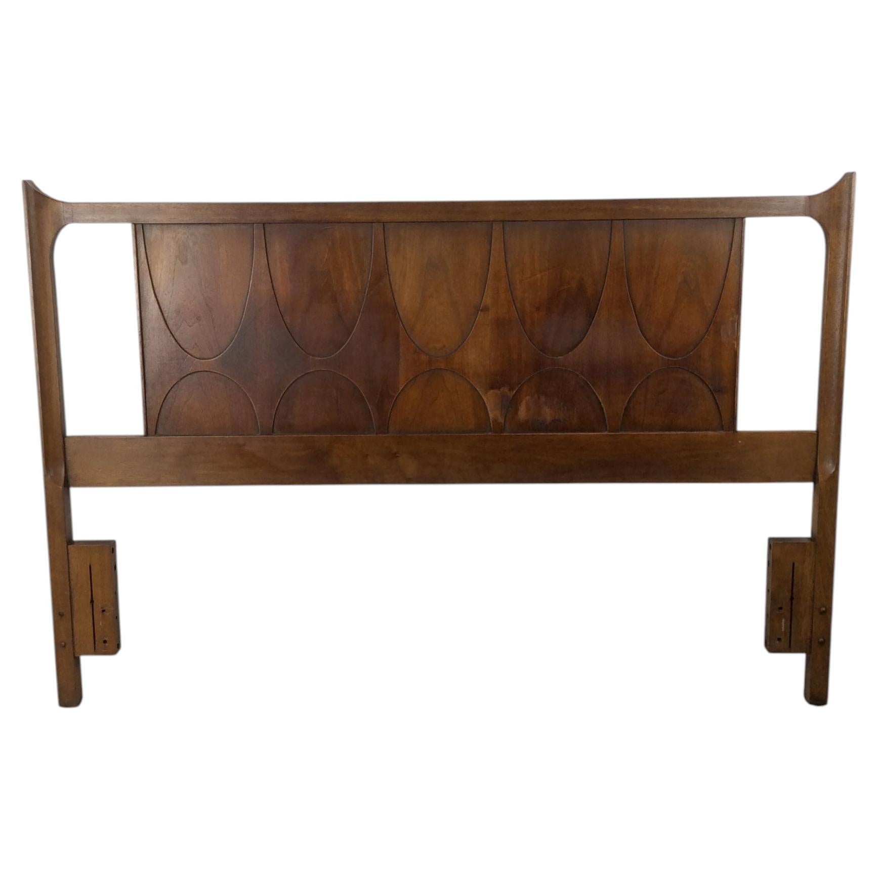 Mid Century Modern Full Size Walnuss Kopfteil aus Brasilia von Broyhill im Angebot