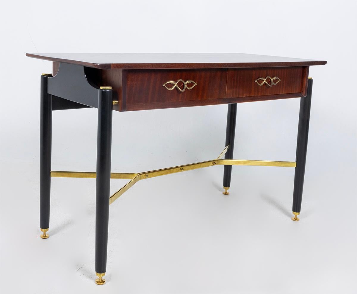 Tavolo da scrivania o console G-Plan, con base in legno nero e dettagli in ottone, il piano è in Wood Wood africano. Il tavolo ha due cassetti. I tiranti dei cassetti sono stati sostituiti a un certo punto.