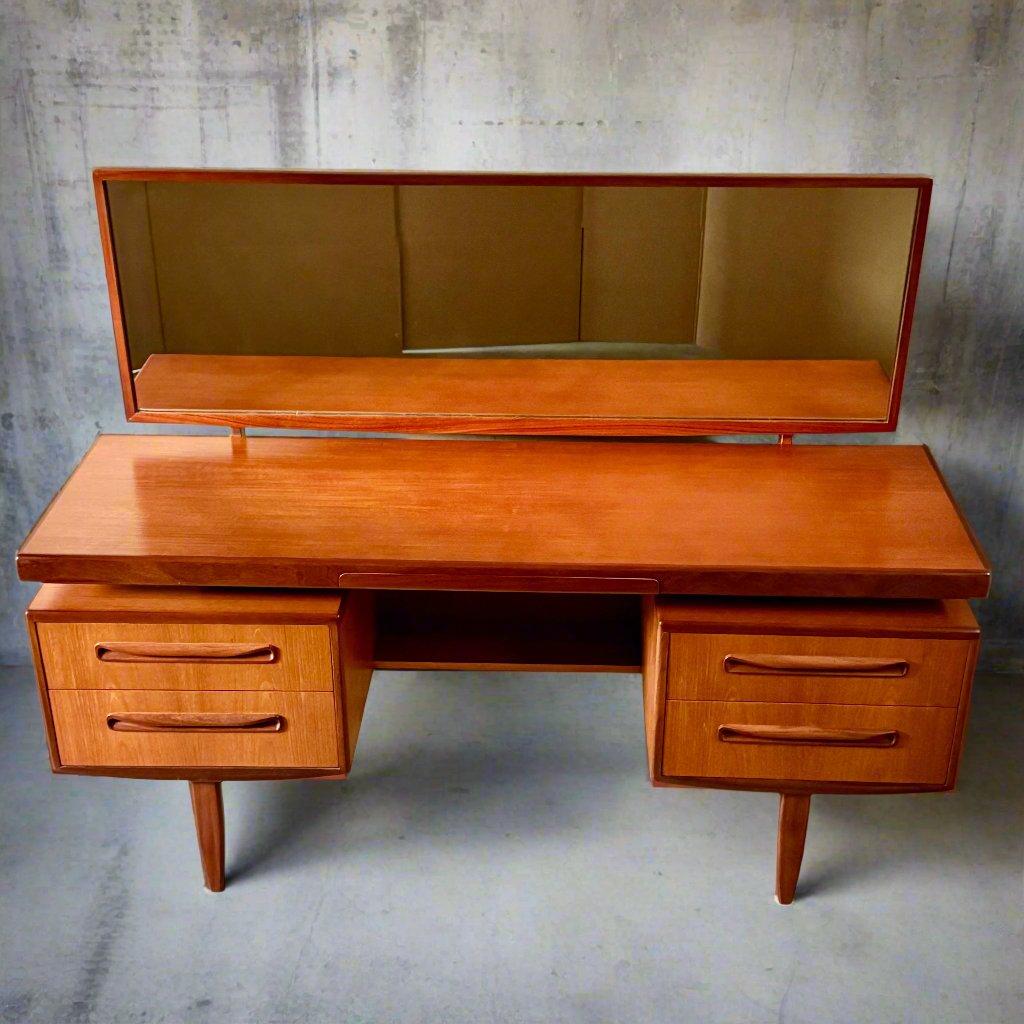 Mid-Century Modern G Plan Fresco Floating Top Teak Vanity Desk by Victor Wilkins In Good Condition In DE MEERN, NL