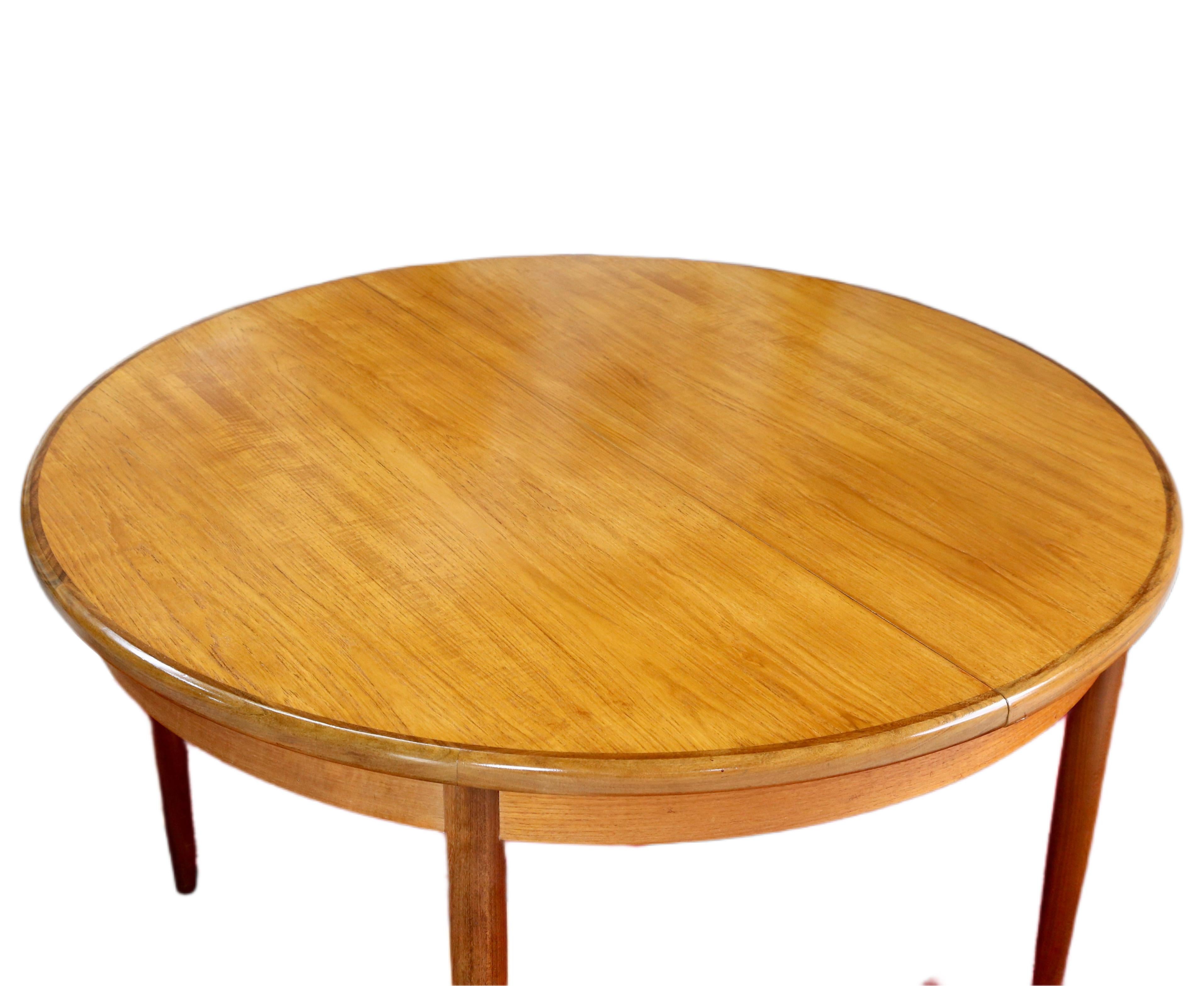 Mid Century Modern G Plan Fresco Round Extending Teak Dining Table By VB Wilkins In Good Condition For Sale In Sittingbourne, GB