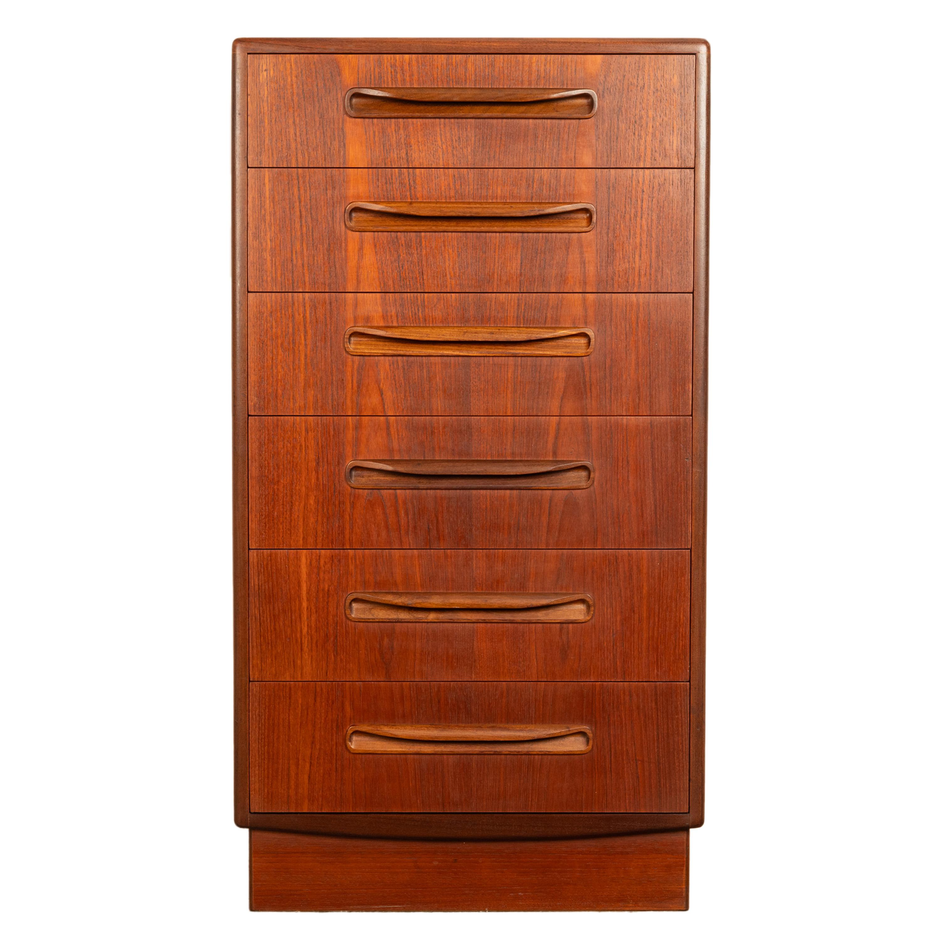 Eine gute hohe Mid Century Modern G-Plan Teak Kommode aus der Fresco Serie, 1966. 
Die Fresco-Reihe wurde hauptsächlich von V. B. Wilkins entworfen und von G-Plan 1966 auf den Markt gebracht. Sie war die erfolgreichste der acht Mid-Century-Reihen,