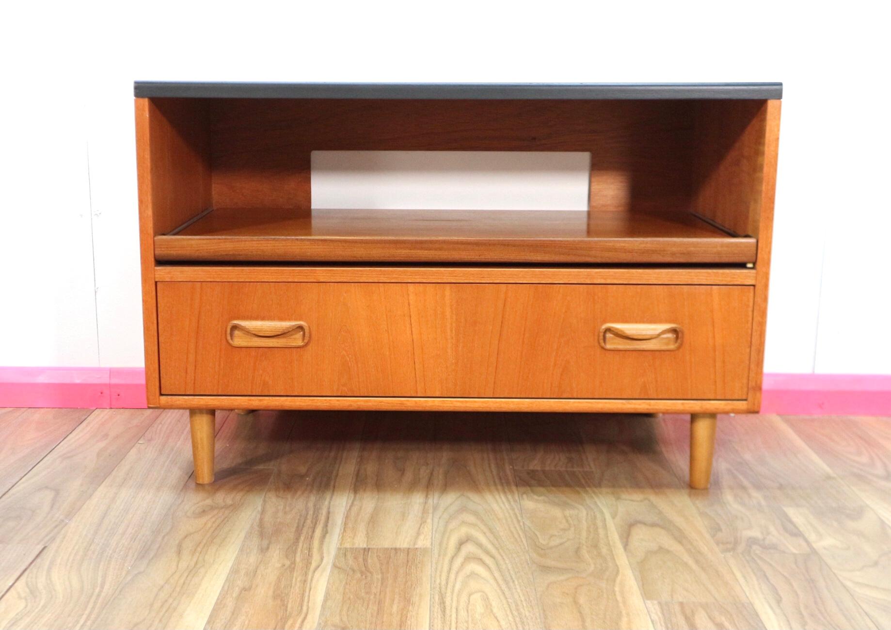 This superb tv unit by British maker, G Plan is a great focal point for any room. Featuring a useful slide out shelf and storage draw it can be used for a variety of uses. The top has been painted in black whichis not its original colour and sealed.