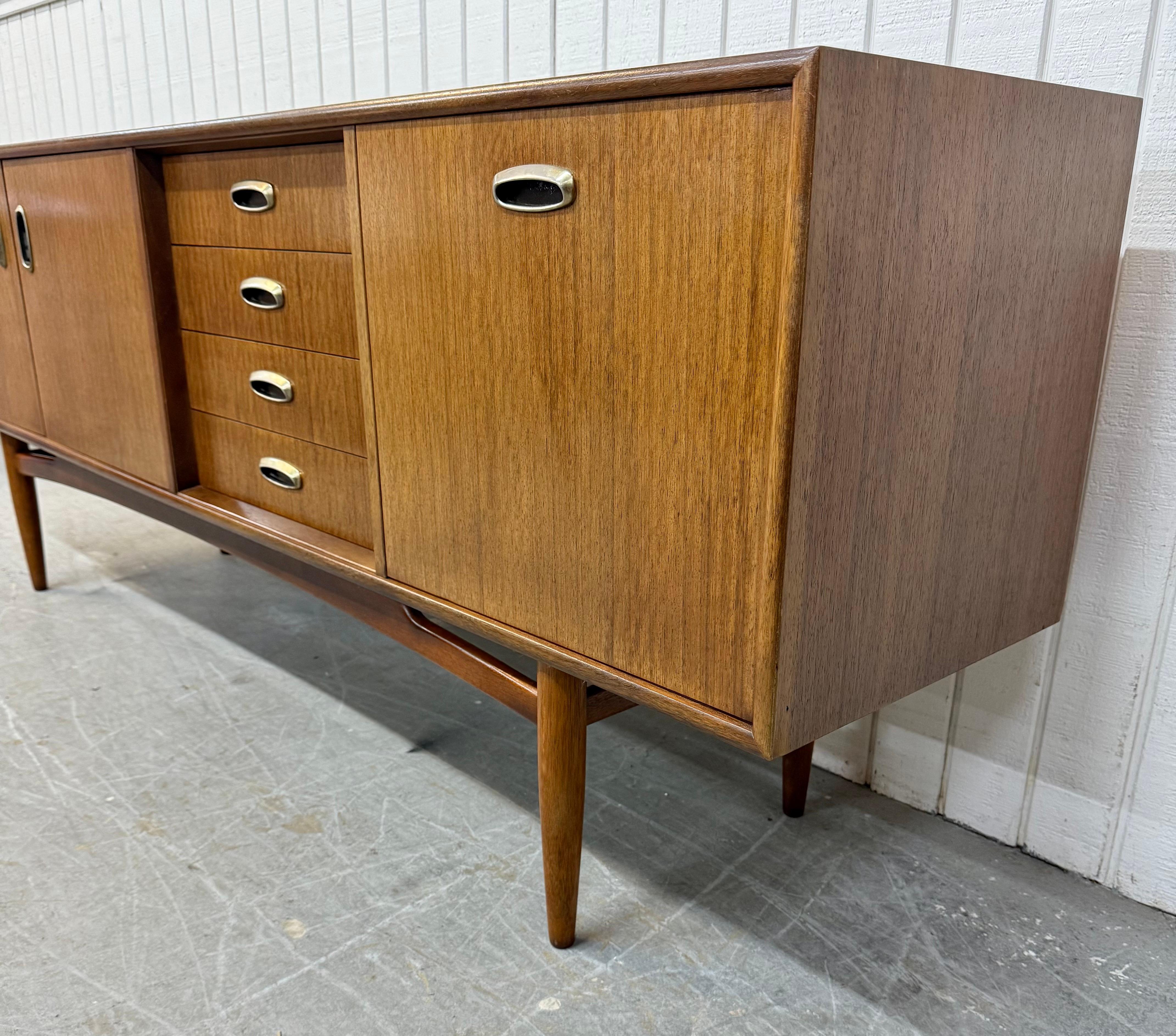 Mid-Century Modern G-Plan Nussbaum Sideboard (Moderne der Mitte des Jahrhunderts) im Angebot