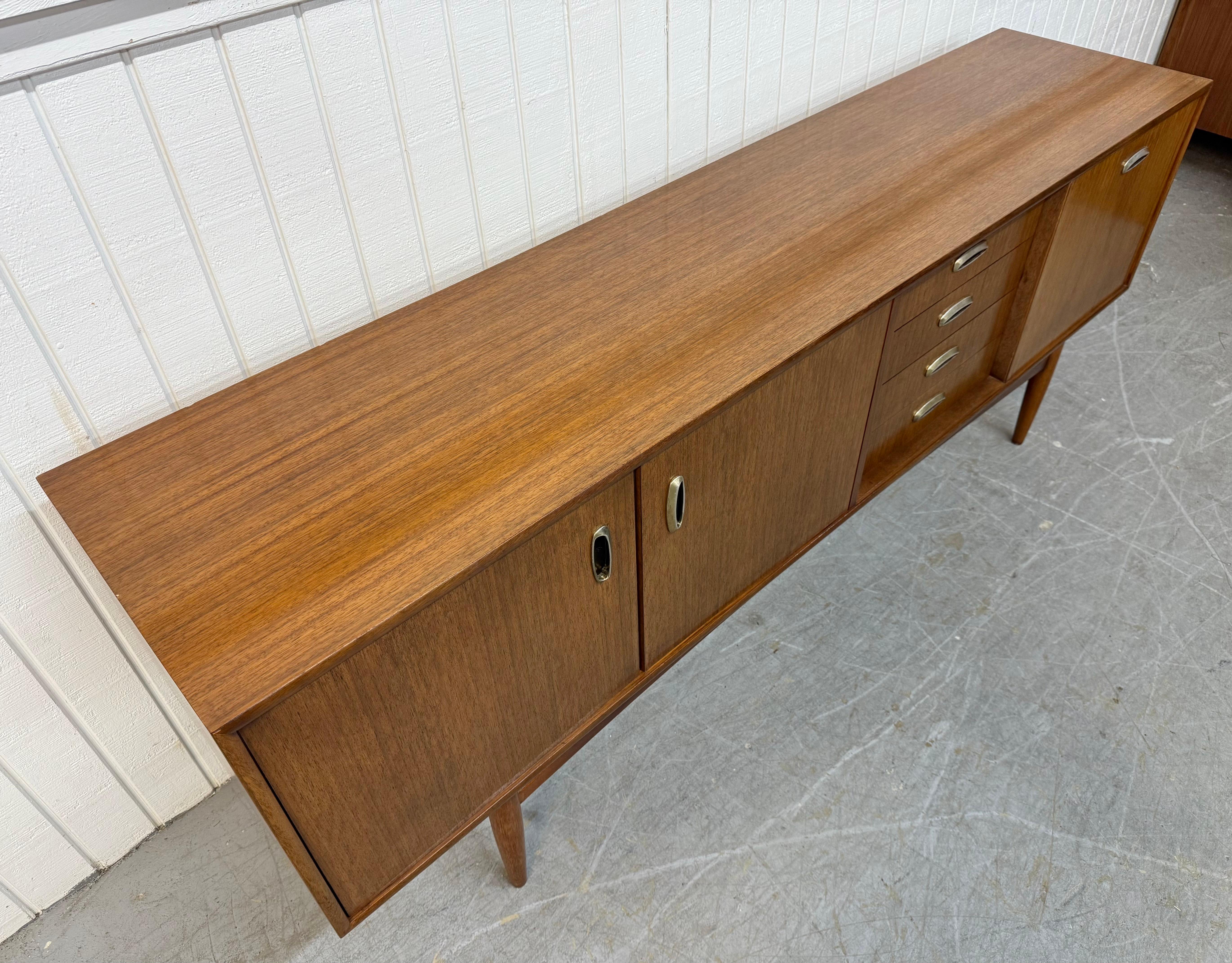 Mid-Century Modern G-Plan Nussbaum Sideboard (Dänisch) im Angebot