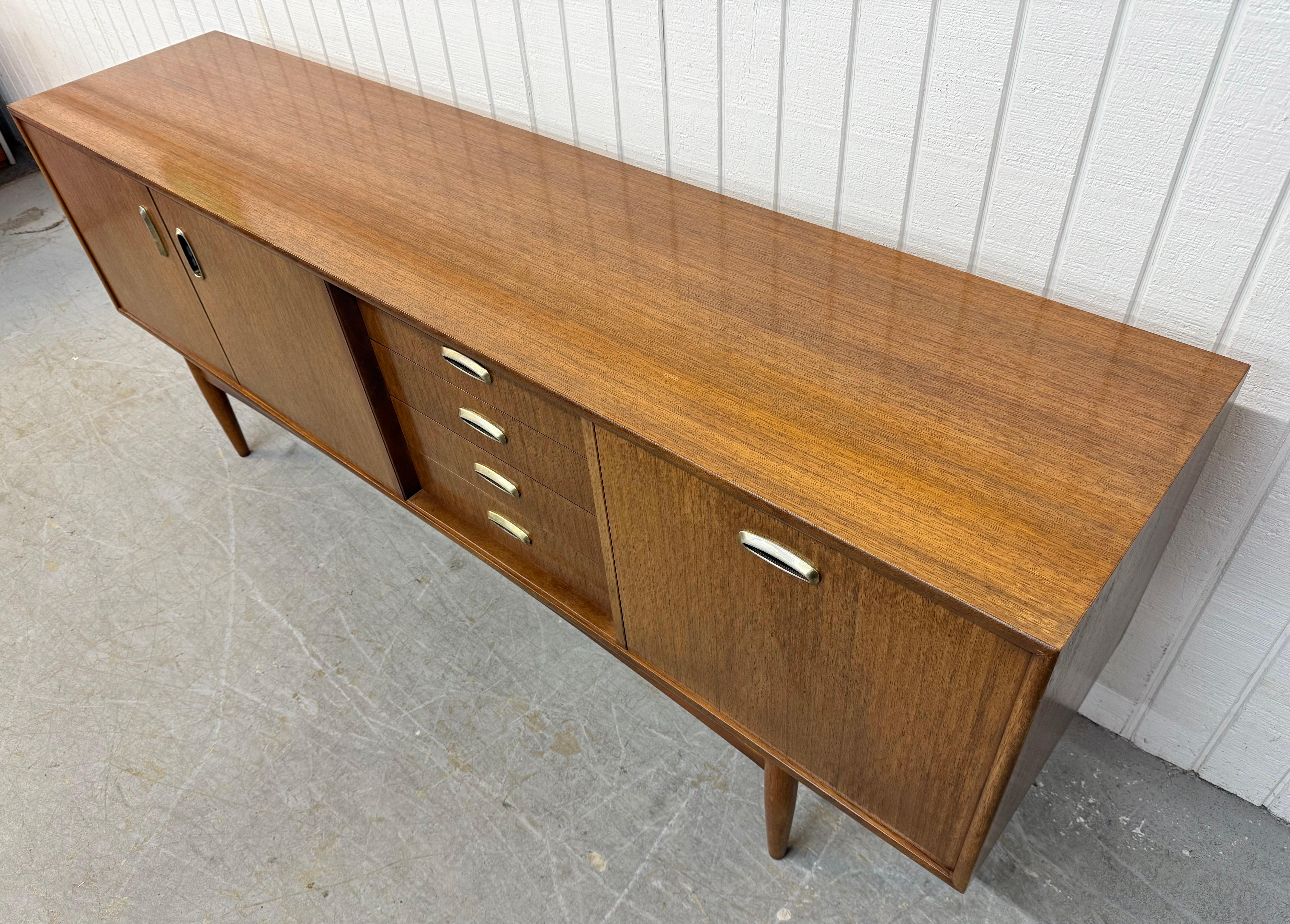 Mid-Century Modern G-Plan Nussbaum Sideboard im Zustand „Gut“ im Angebot in Clarksboro, NJ