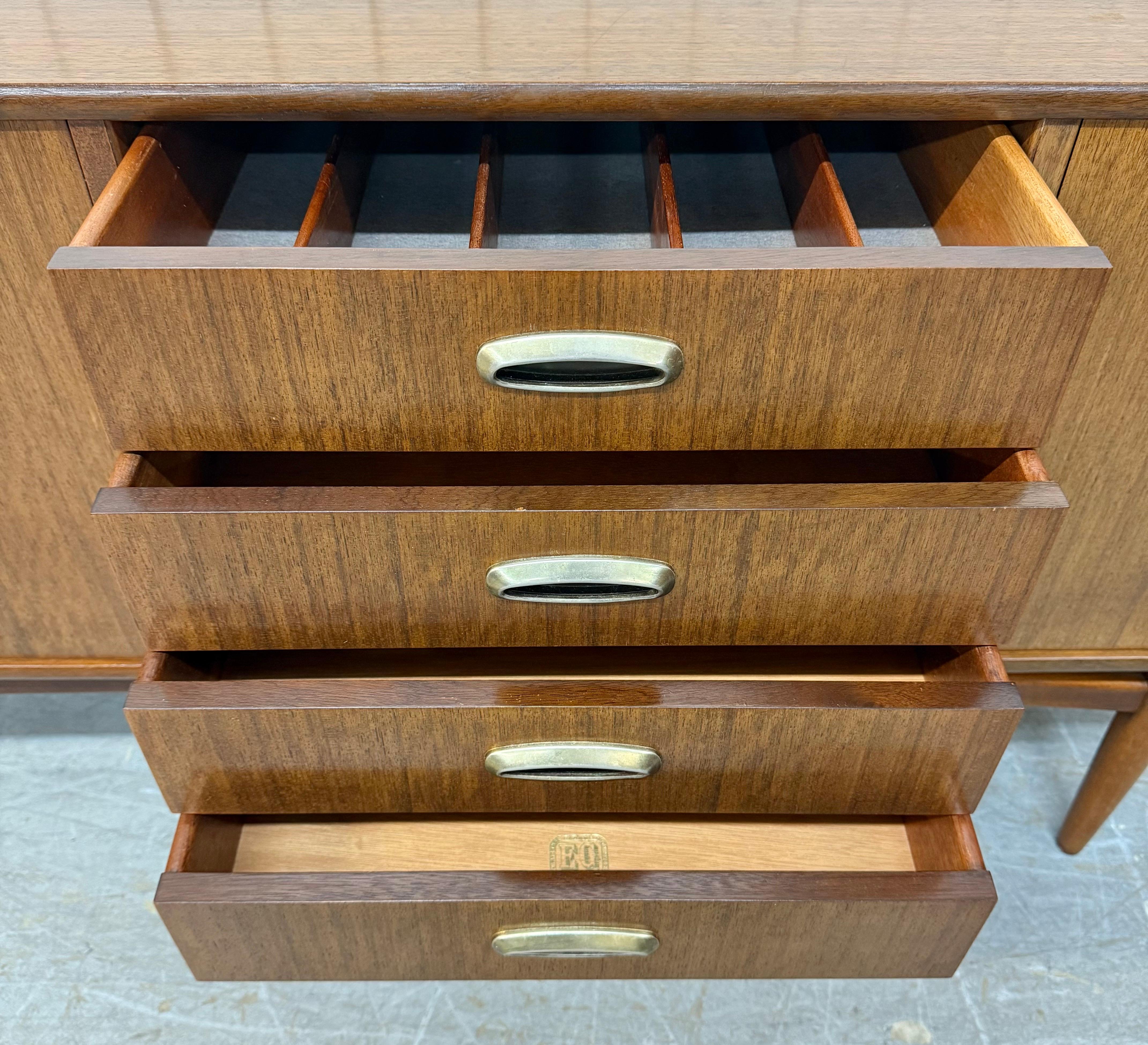 Mid-Century Modern G-Plan Nussbaum Sideboard (Messing) im Angebot